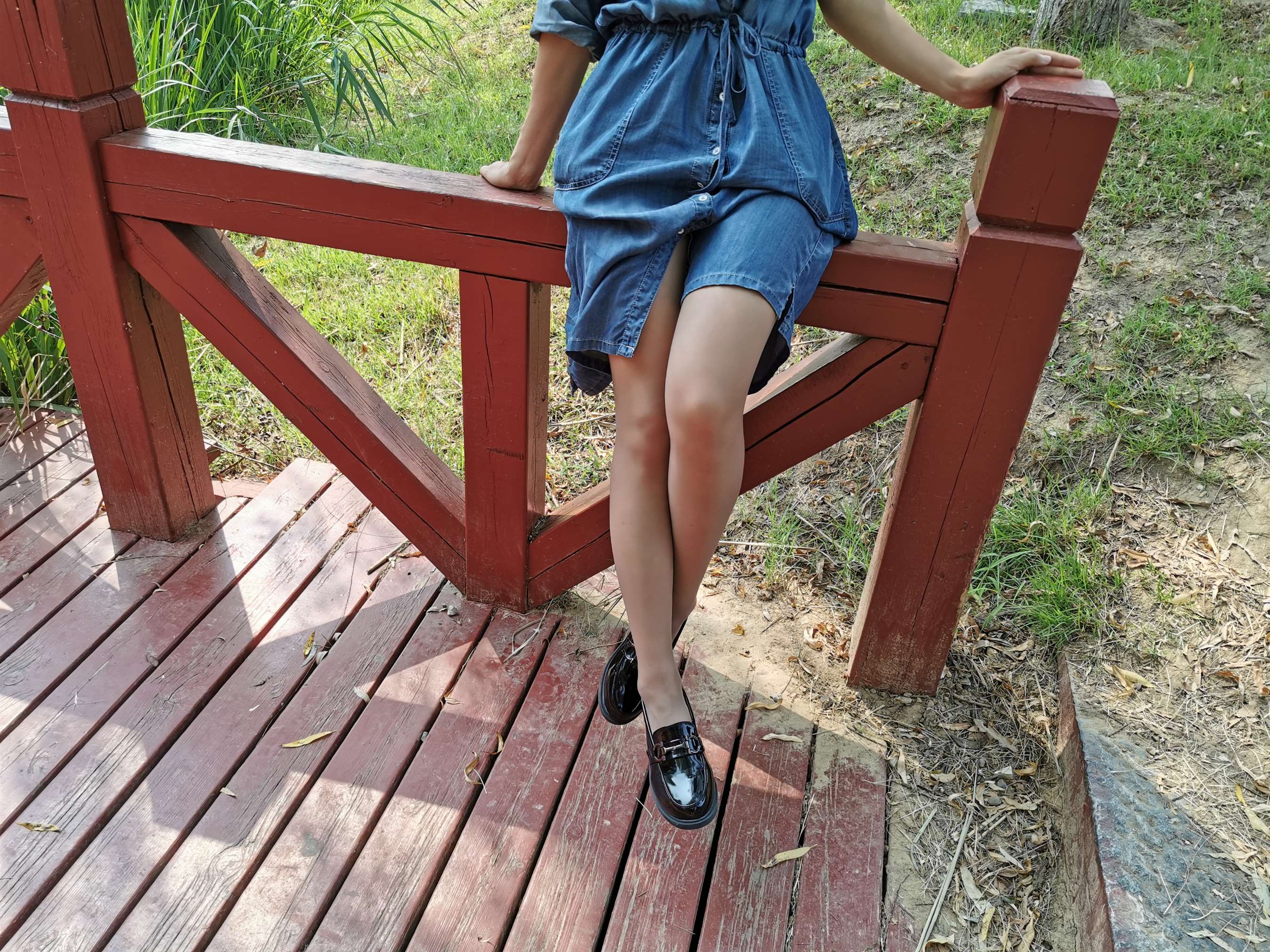 《公园里的肉丝脚【套图+视频1个】》作品图