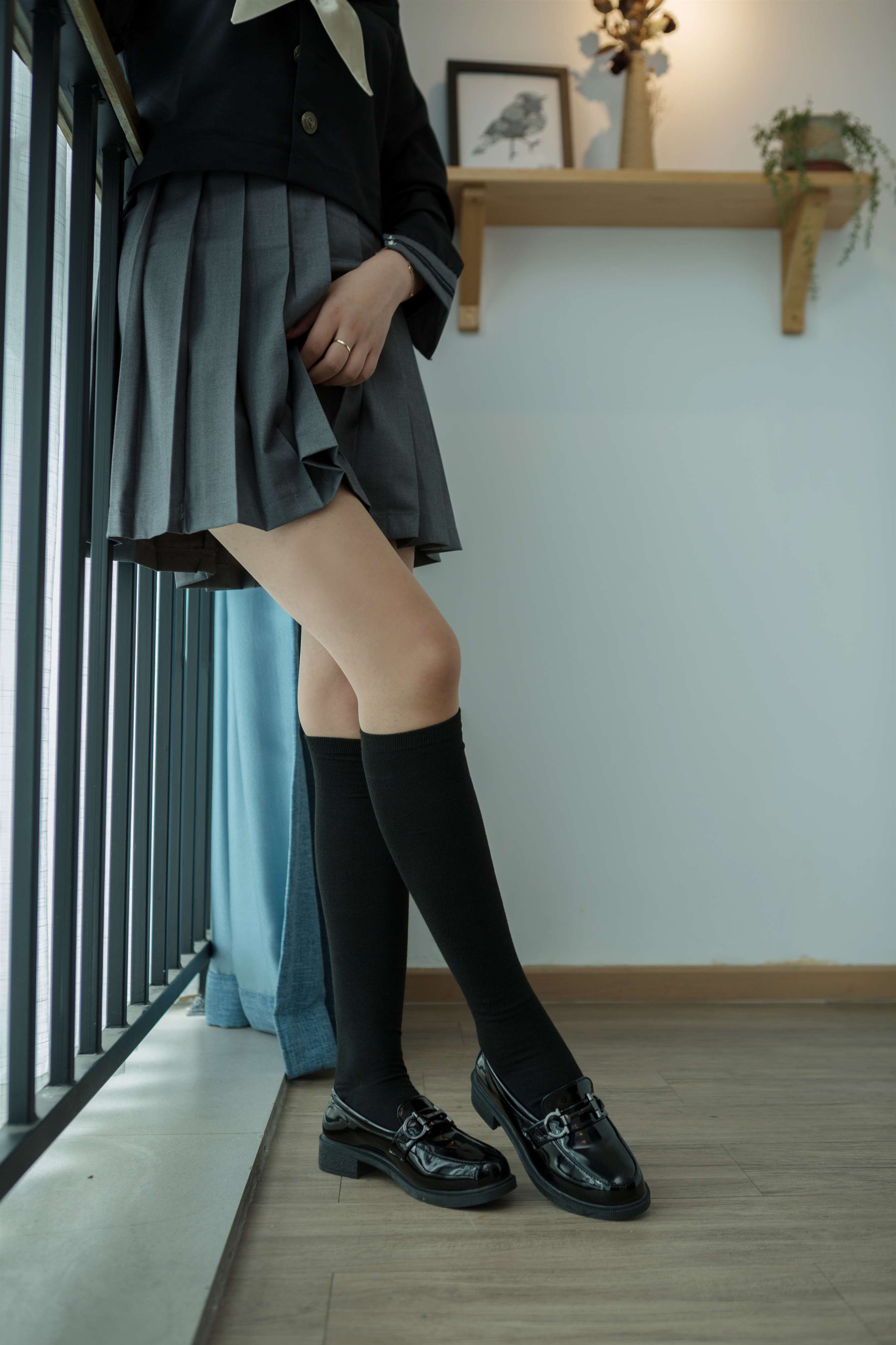 《JK制服皮鞋の长黑袜》作品图