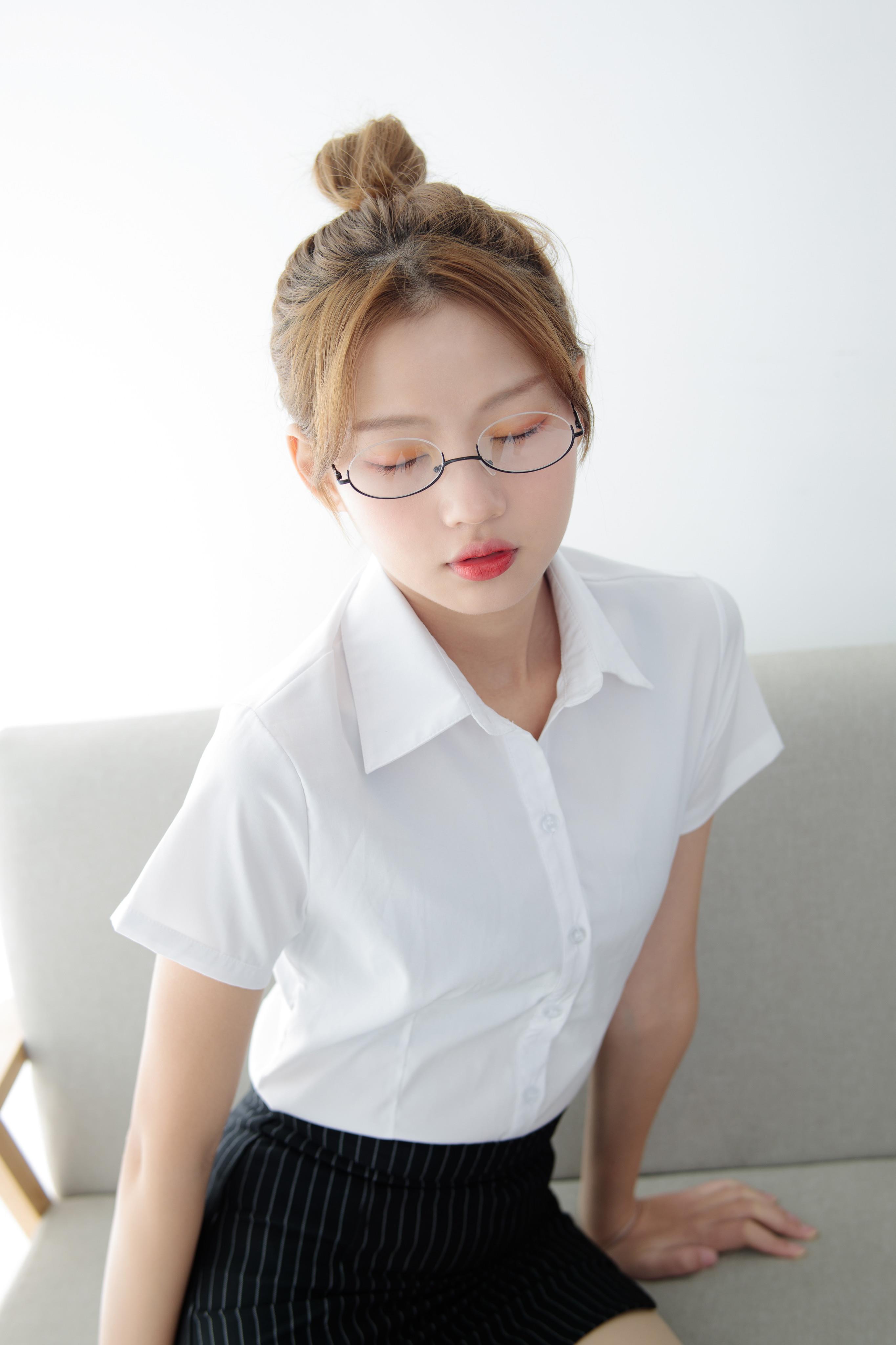 《制服の丝足脚丫【套图+视频1个】》作品图