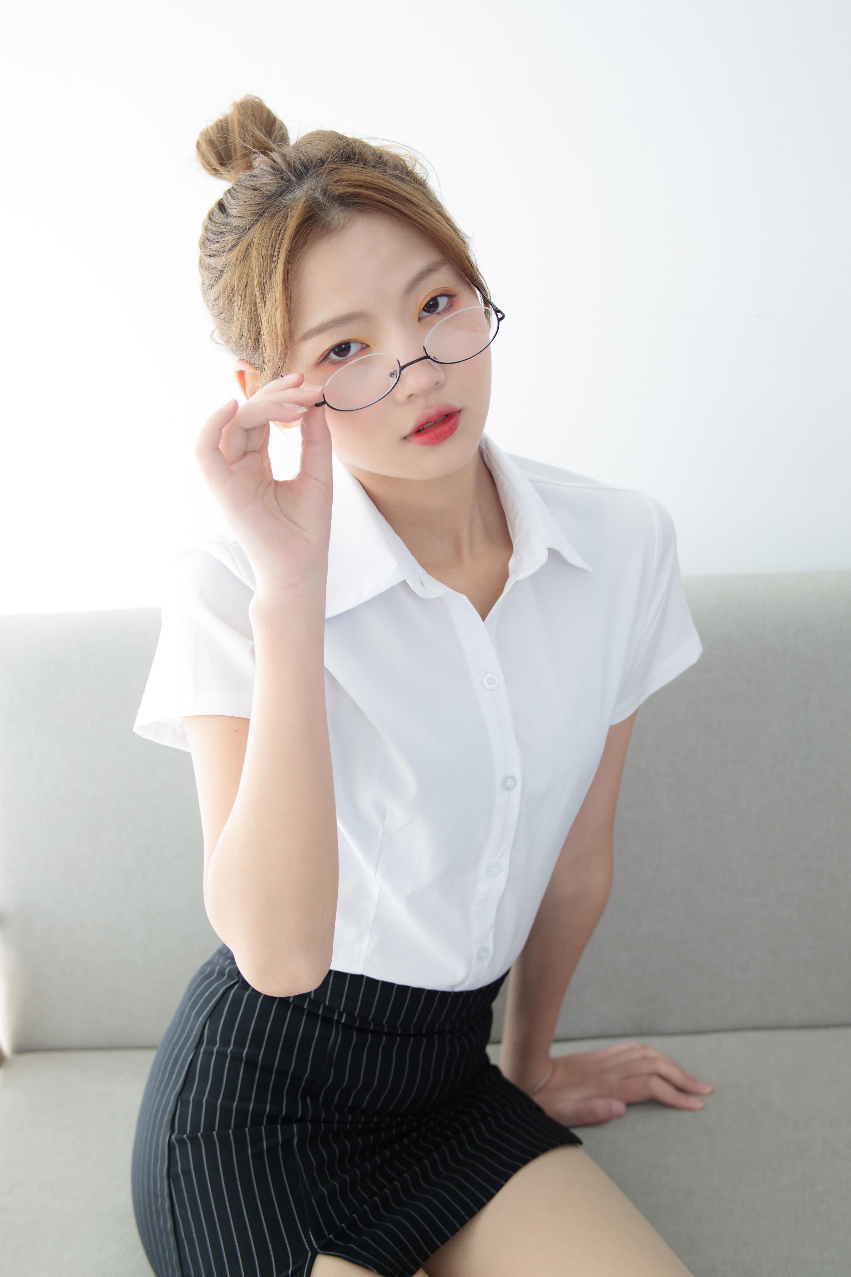 《制服の丝足脚丫【套图+视频1个】》作品图