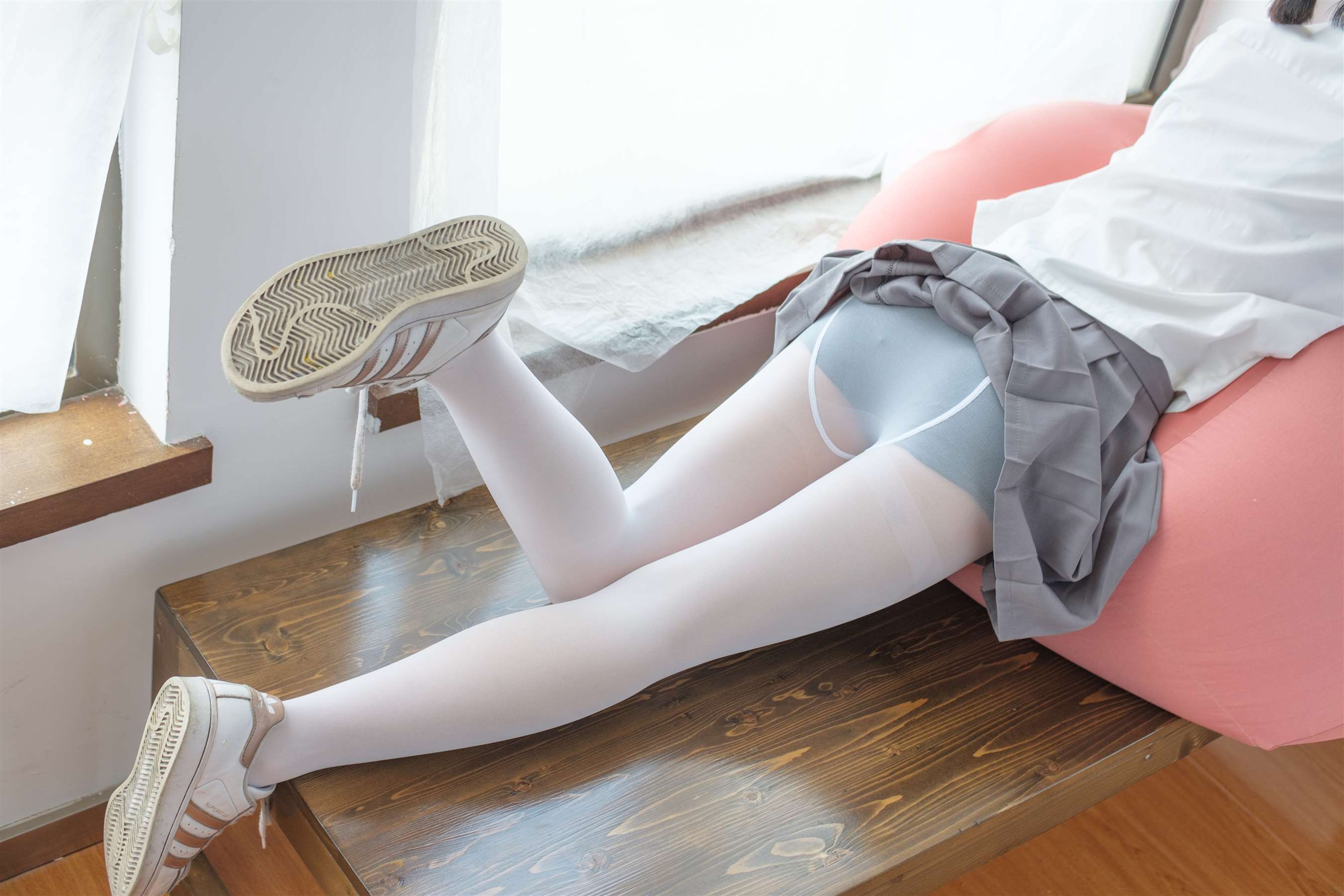 《脏板鞋の白丝脚丫》作品图