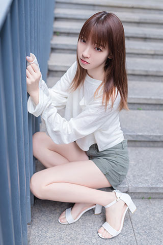 热裤厚跟脚丫
