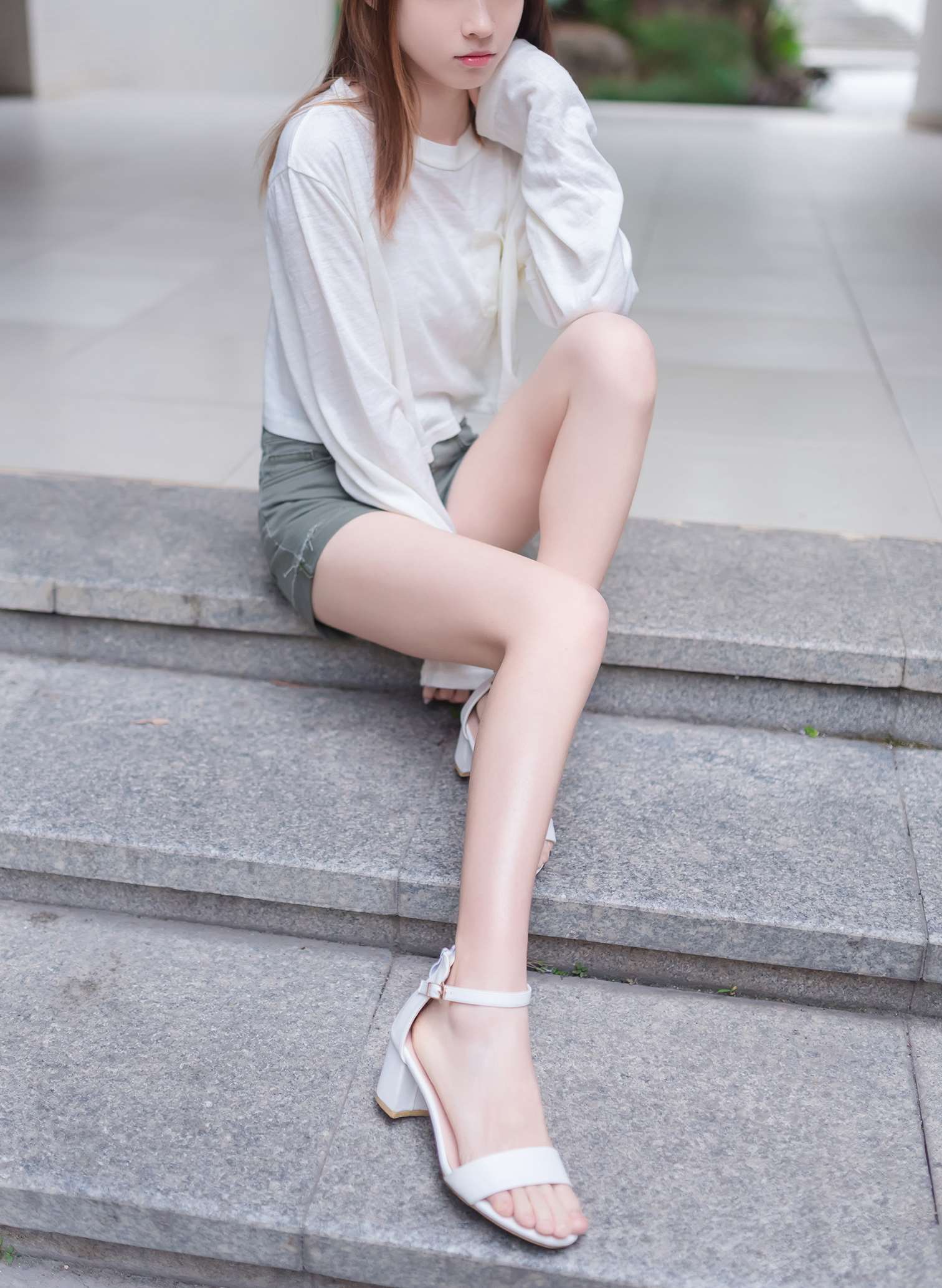 《热裤厚跟脚丫》作品图