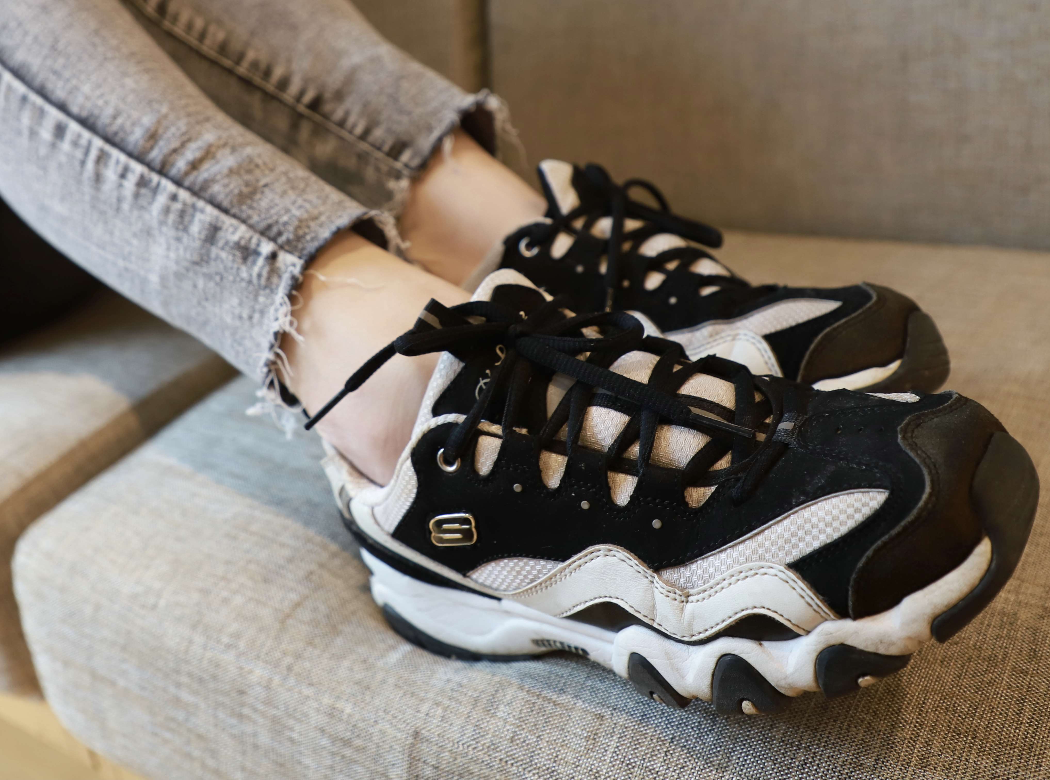 《运动鞋の粉色船袜脚》作品图