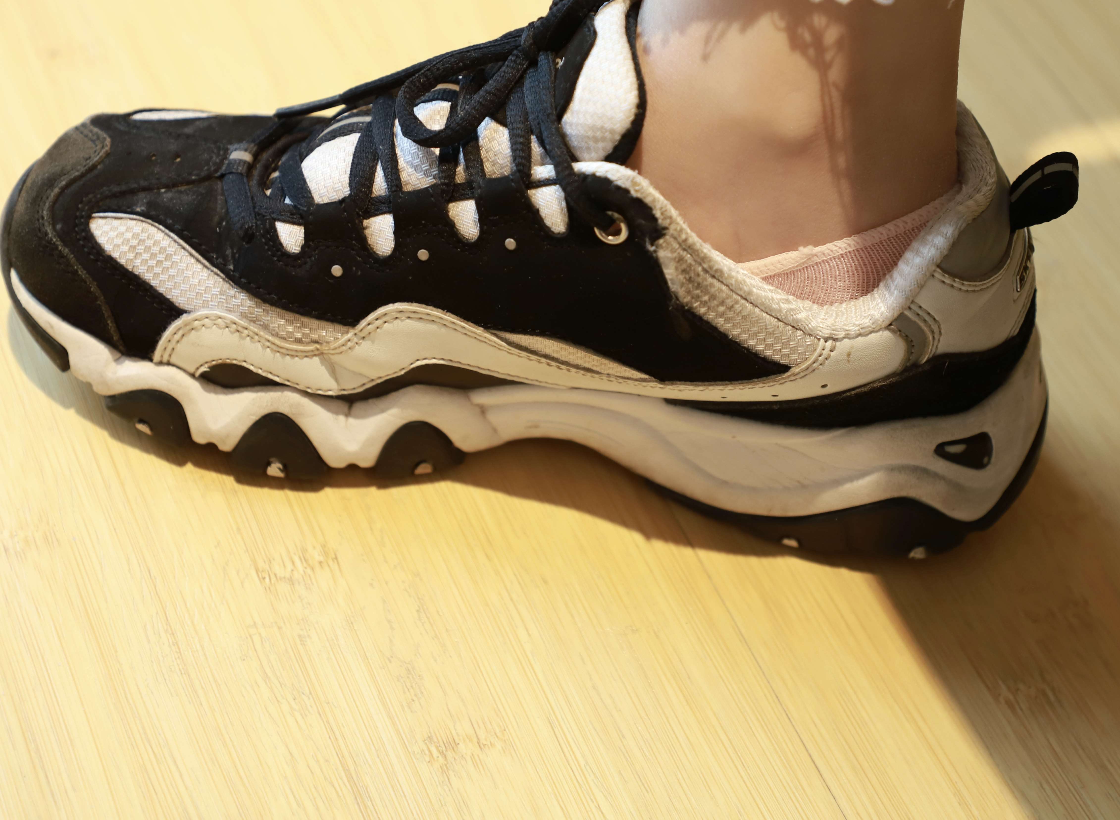 《运动鞋の粉色船袜脚》作品图