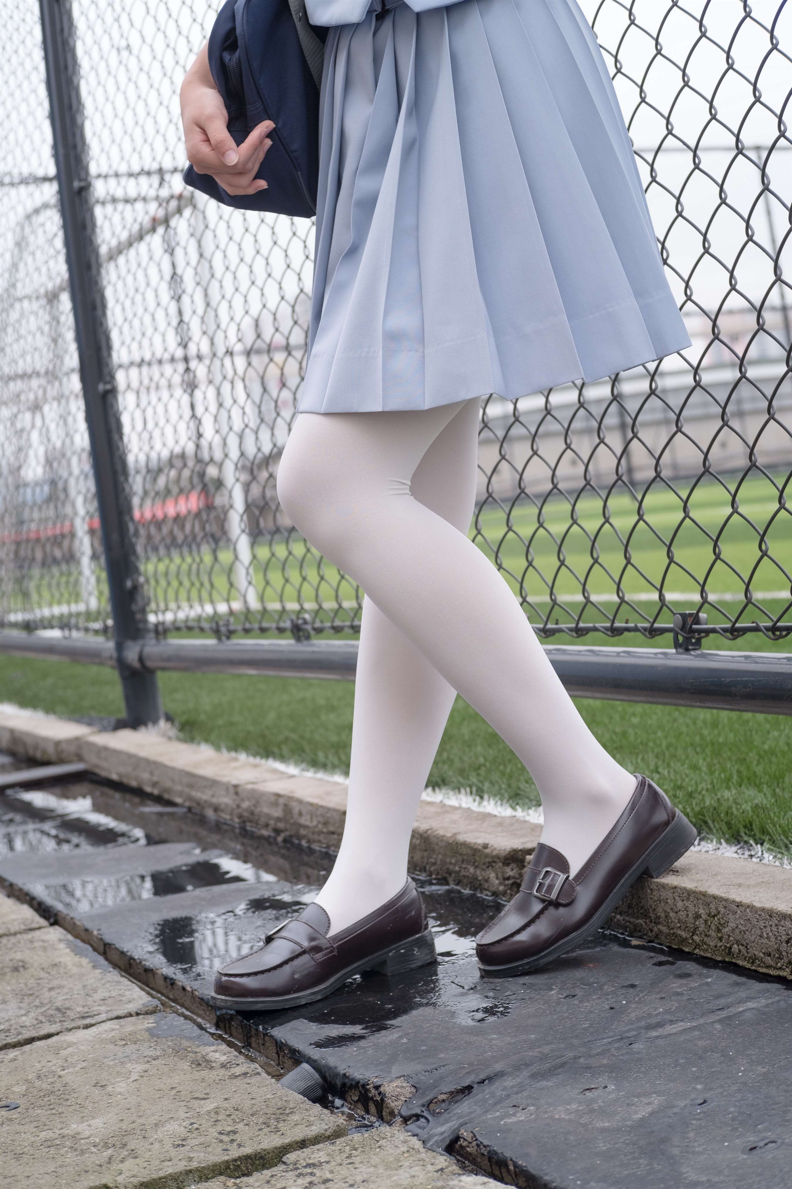 《蓝色JK制服の白丝脚丫》作品图