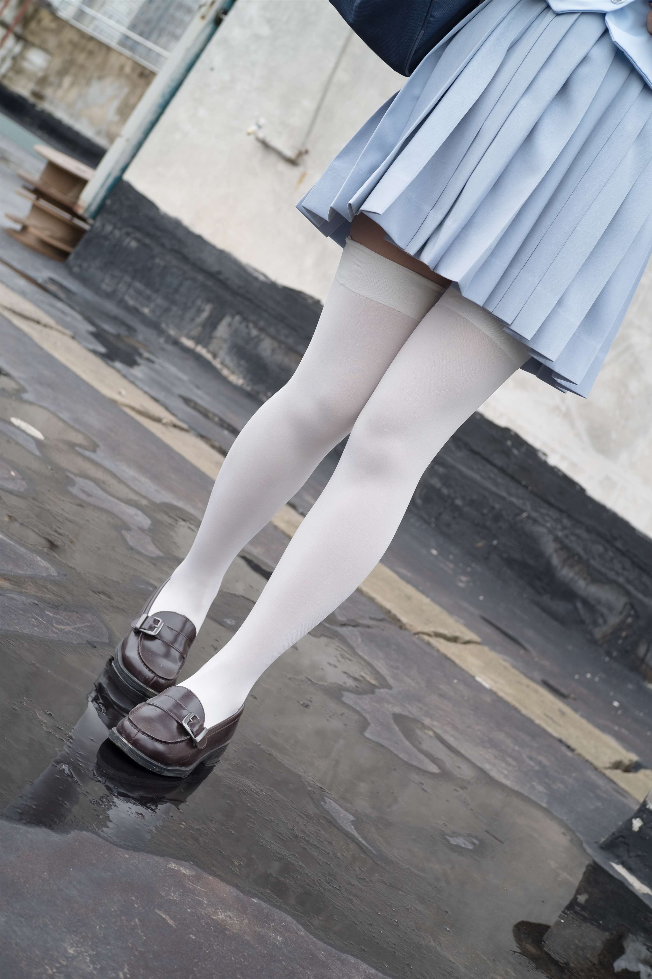 《蓝色JK制服の白丝脚丫》作品图