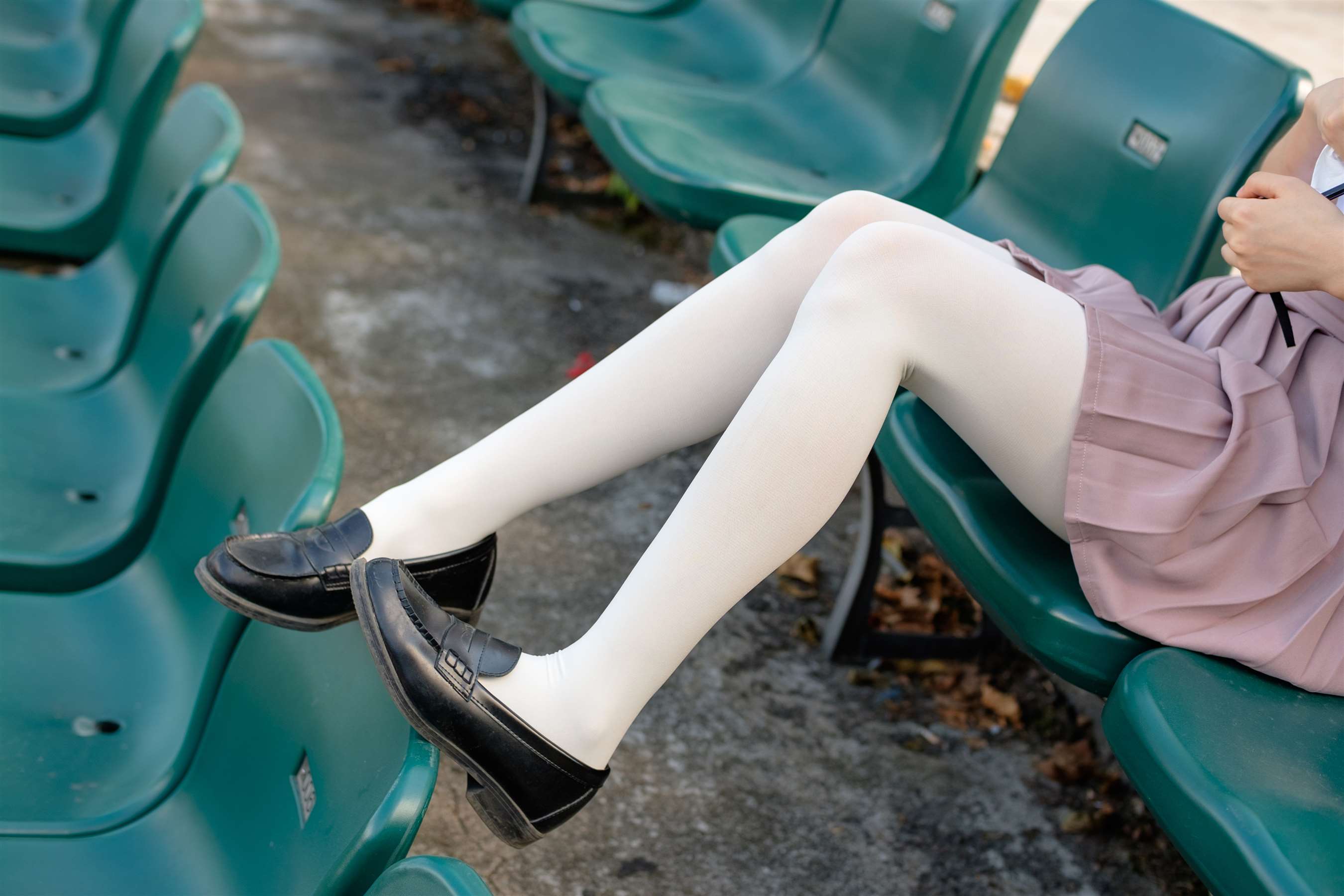 《操场上的白丝脚丫》作品图