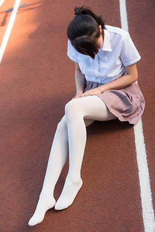小姐姐操场上的白丝脚丫