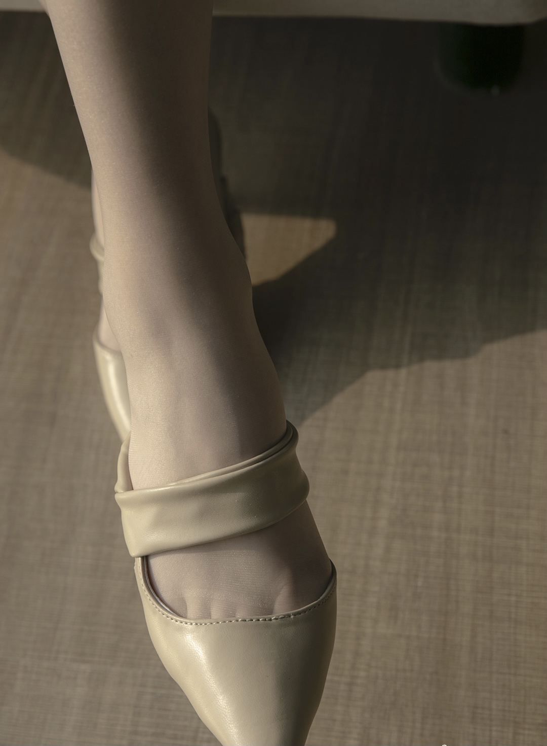 《夕阳下的高跟丝足》作品图