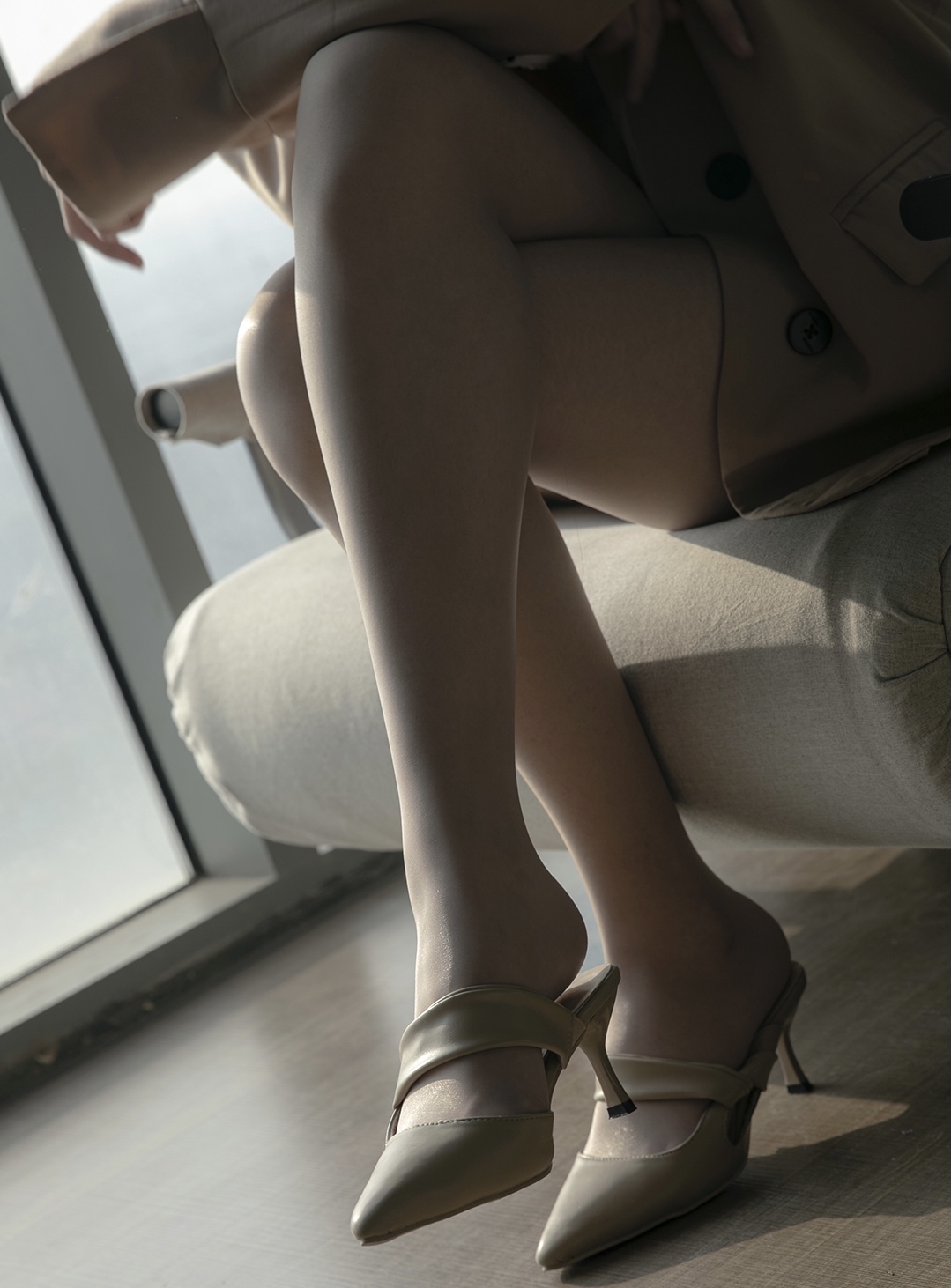 《夕阳下的高跟丝足》作品图