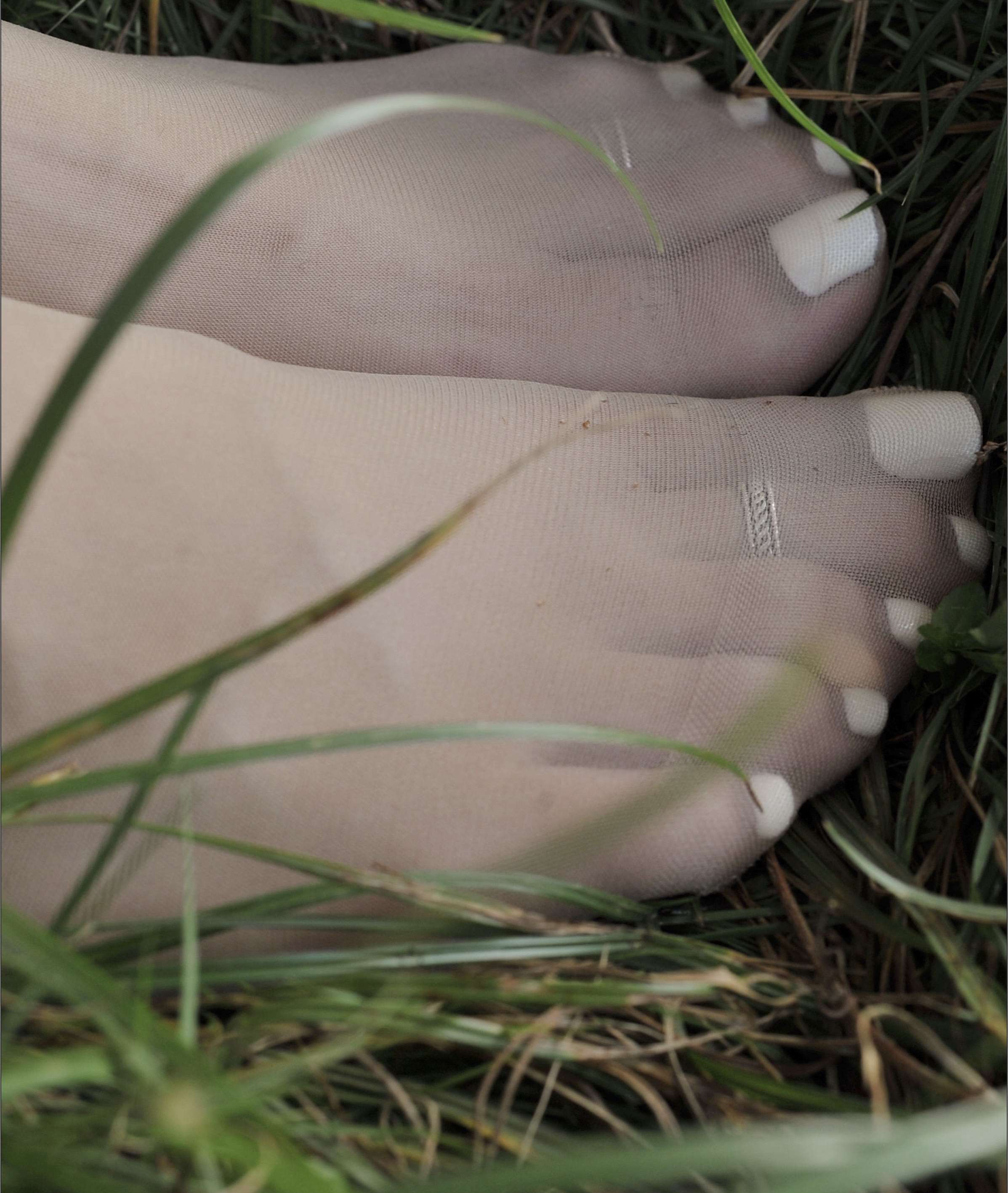 《夕阳下的丝足少女》作品图