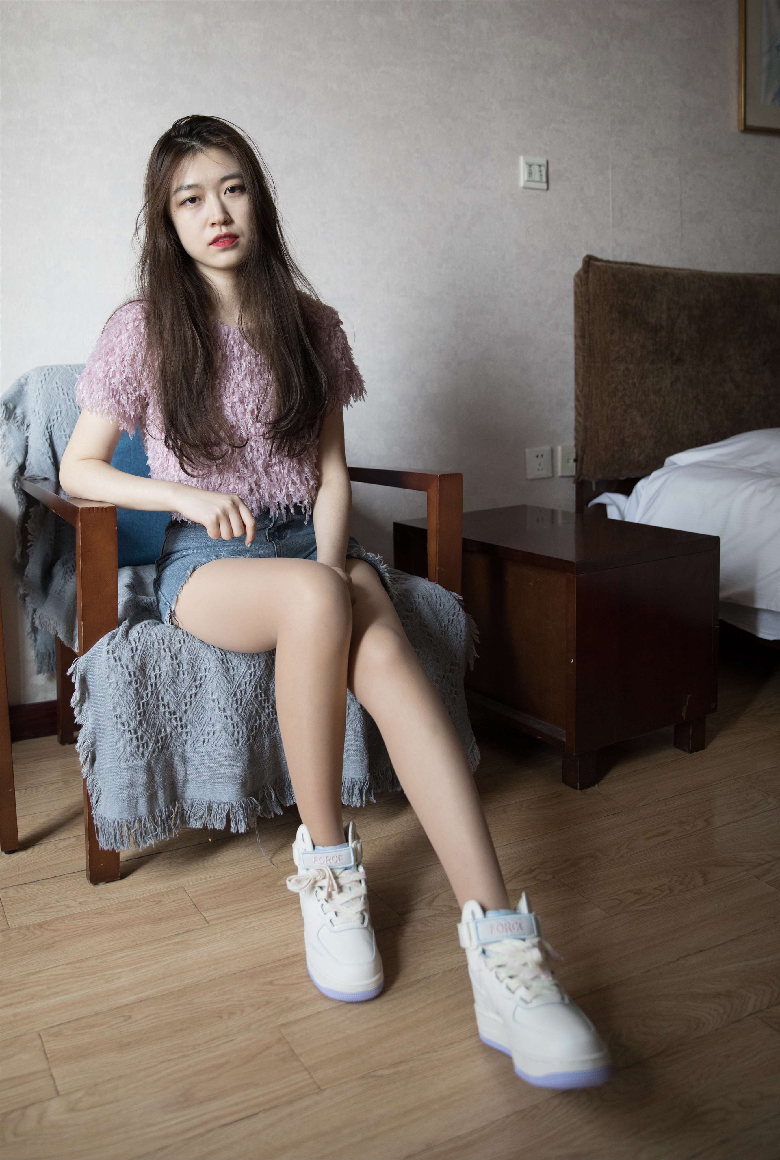 《热裤球鞋の丝足【套图+视频】》作品图