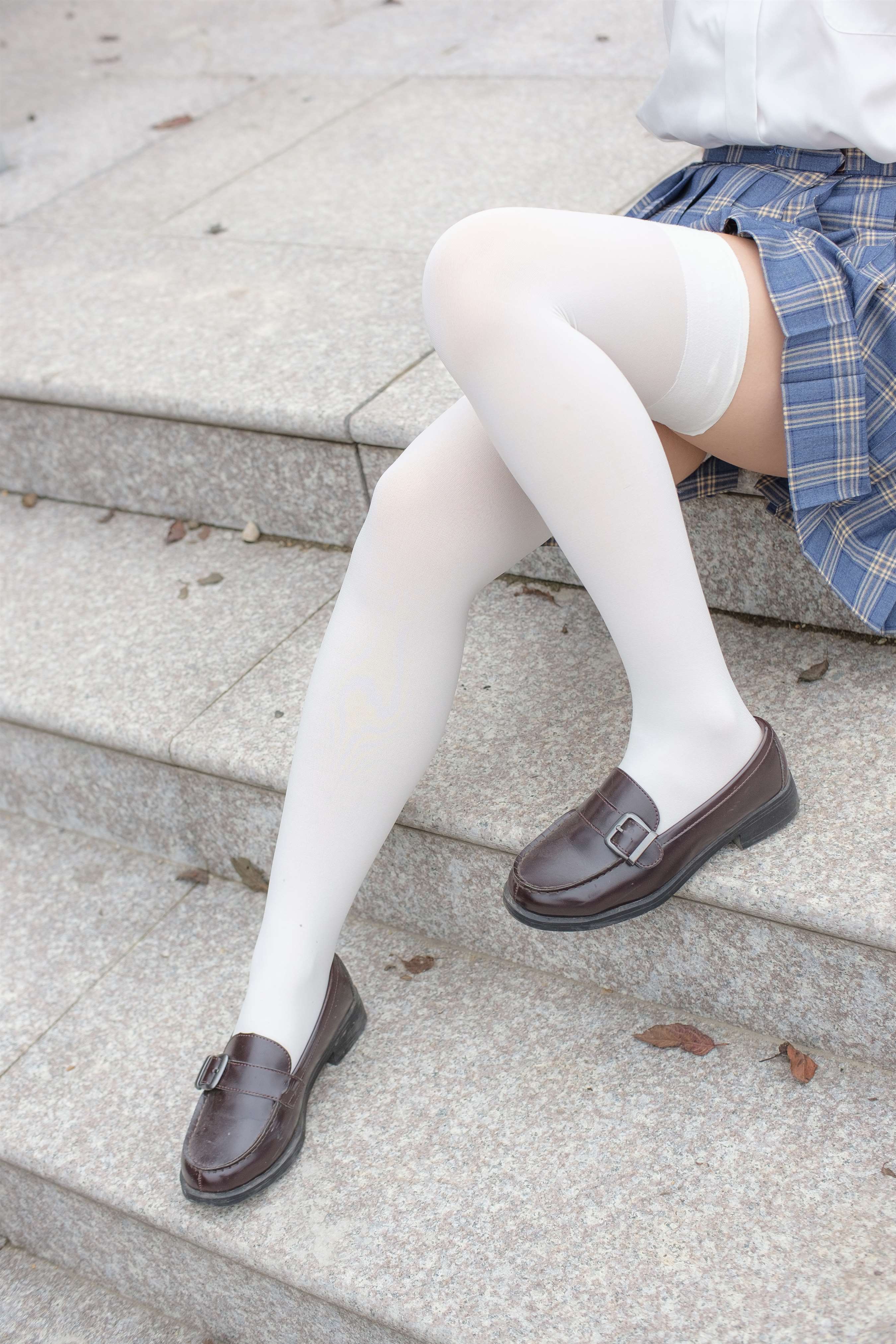 《街头JK制服の白丝脚丫》作品图