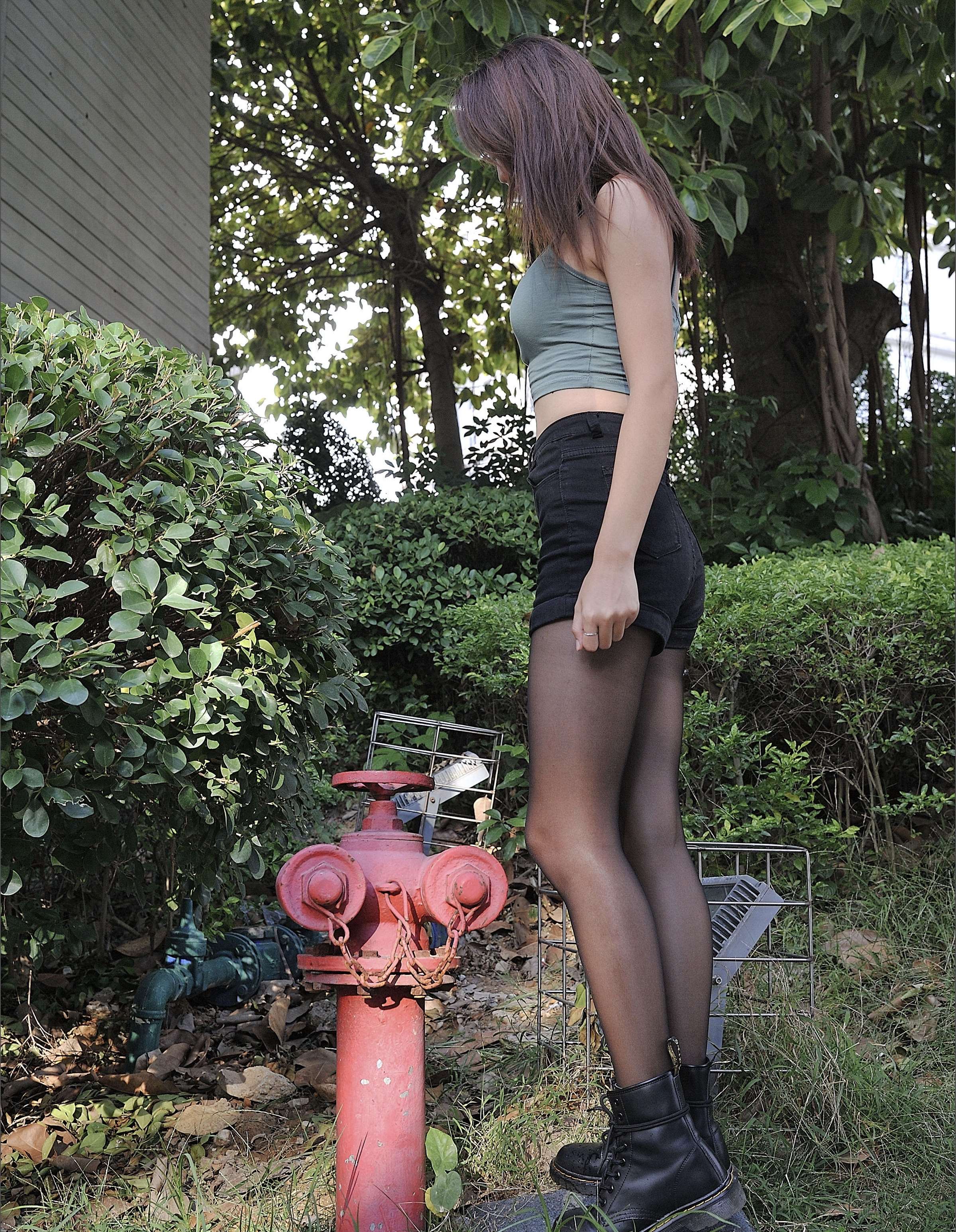 《短靴黑丝脚丫》作品图