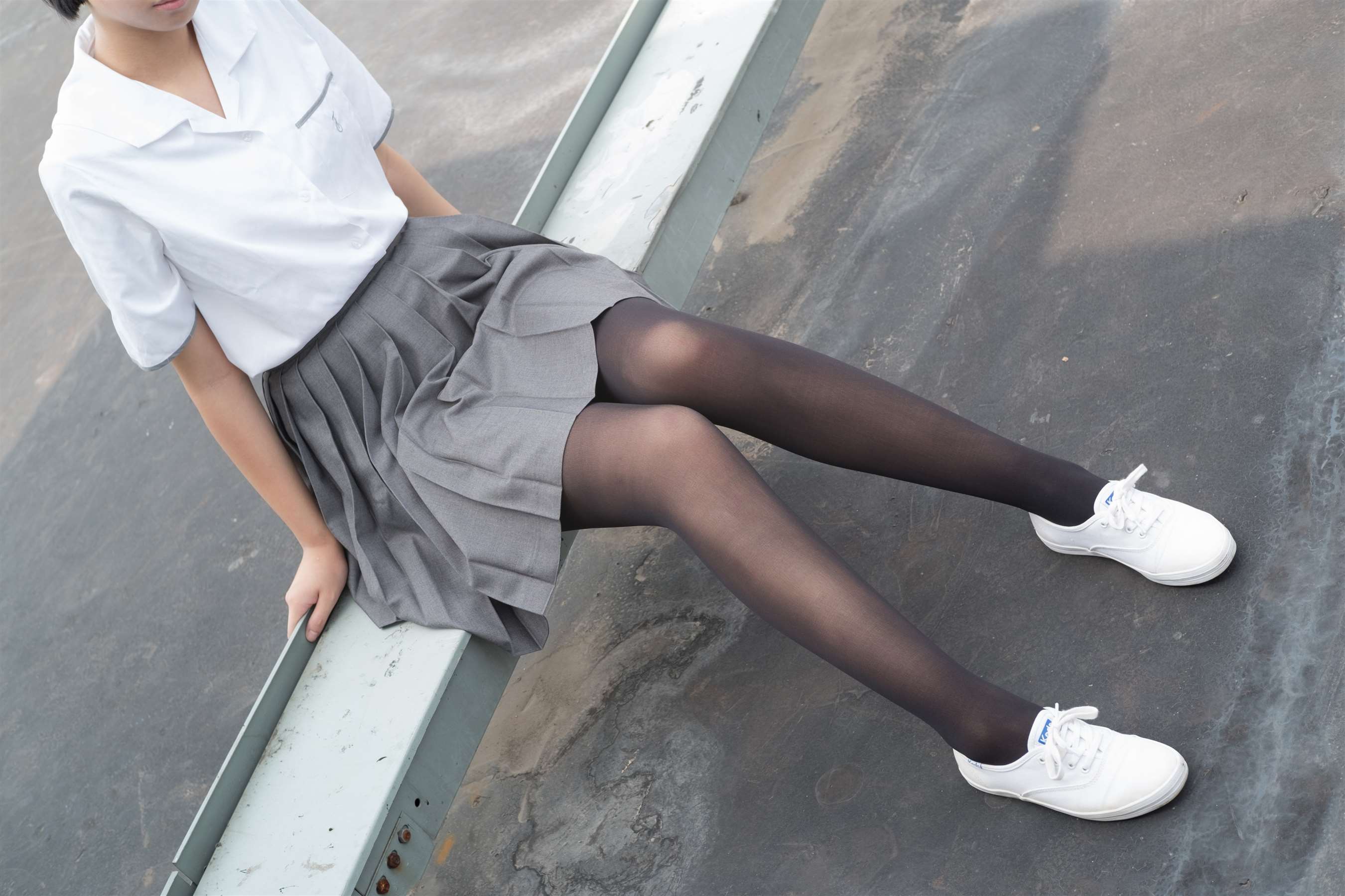 《天台JK制服の黑丝脚丫》作品图