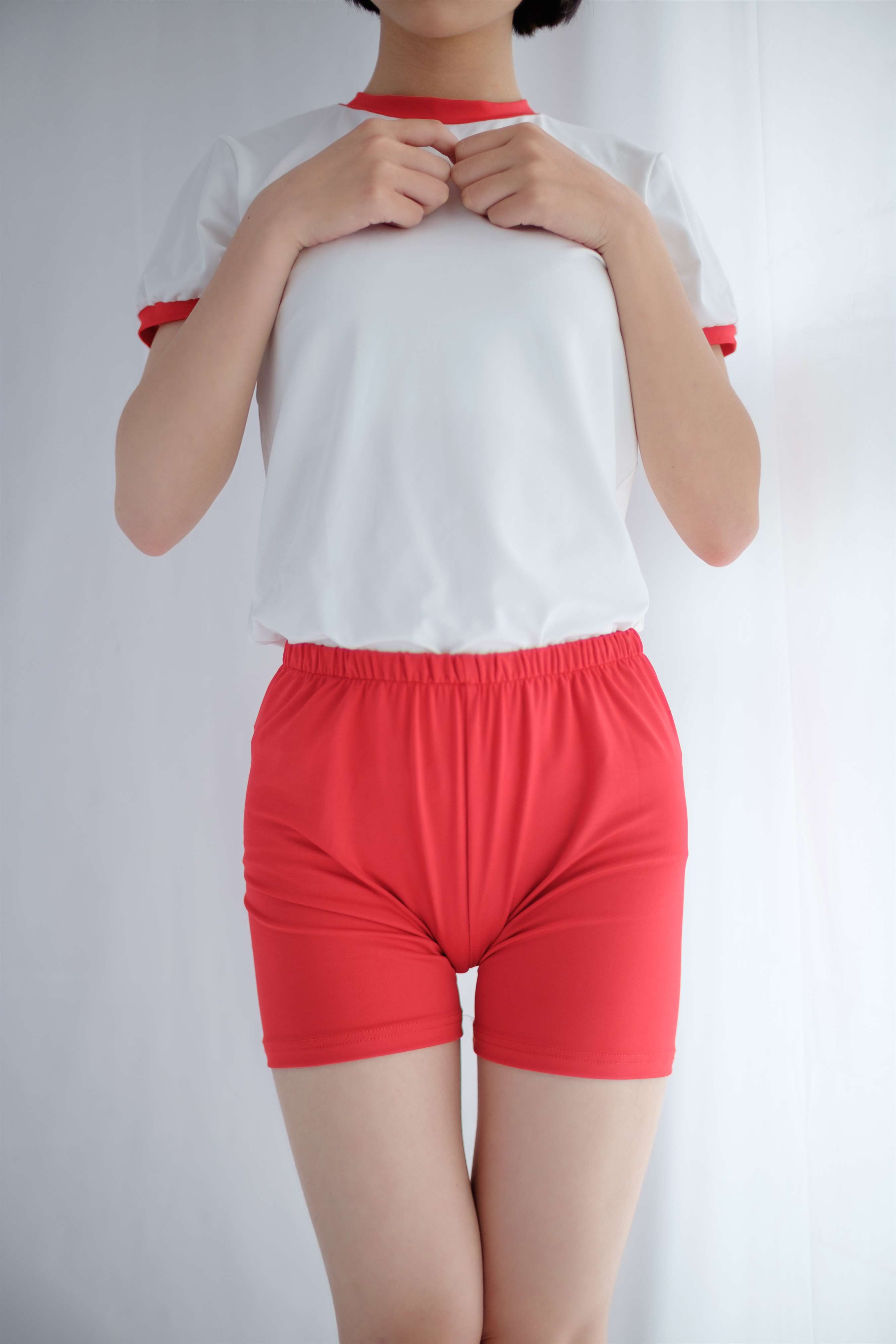 《红裤の黑丝脚丫》作品图