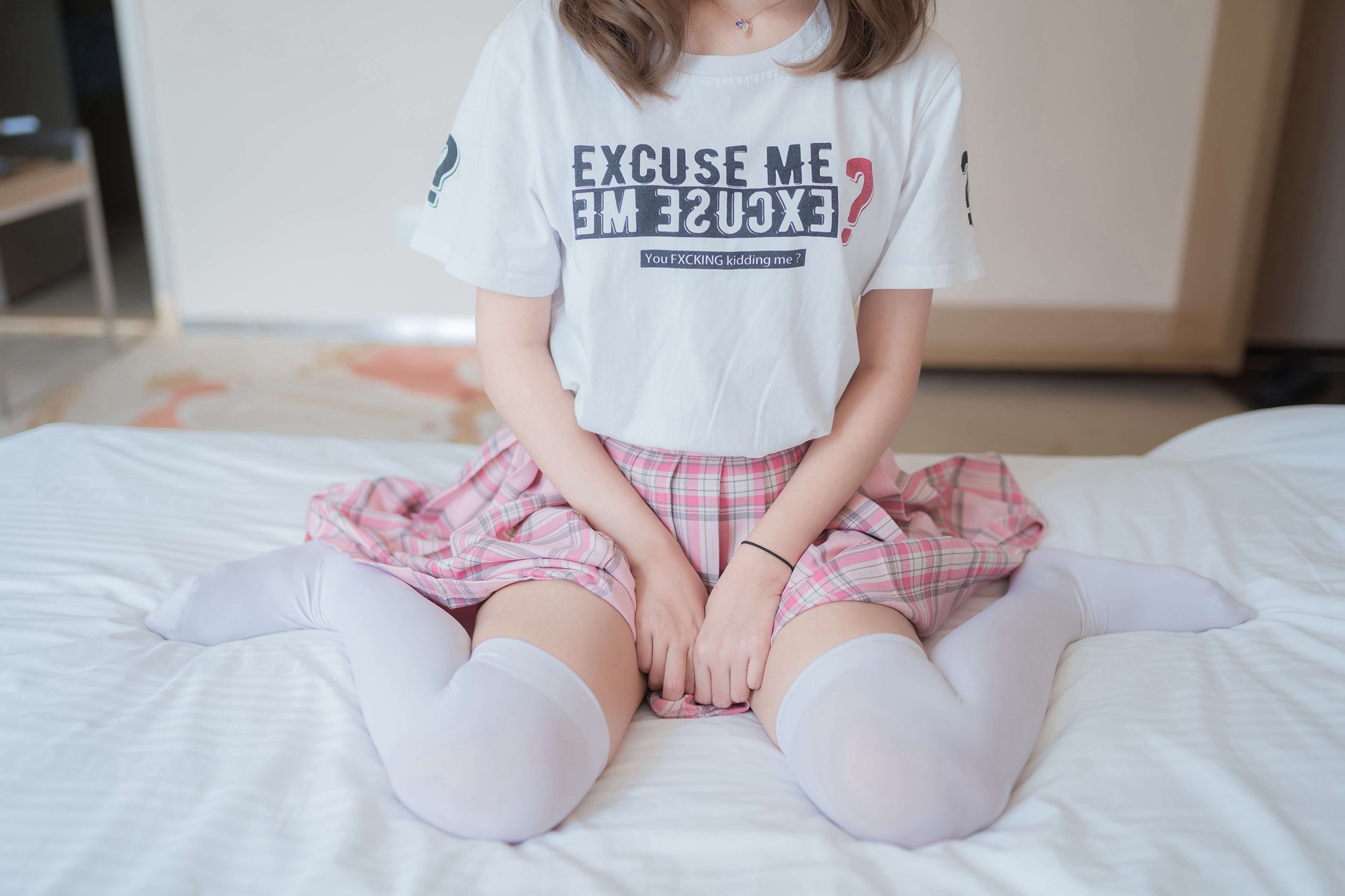 《清纯少女格子裙の白丝足》作品图