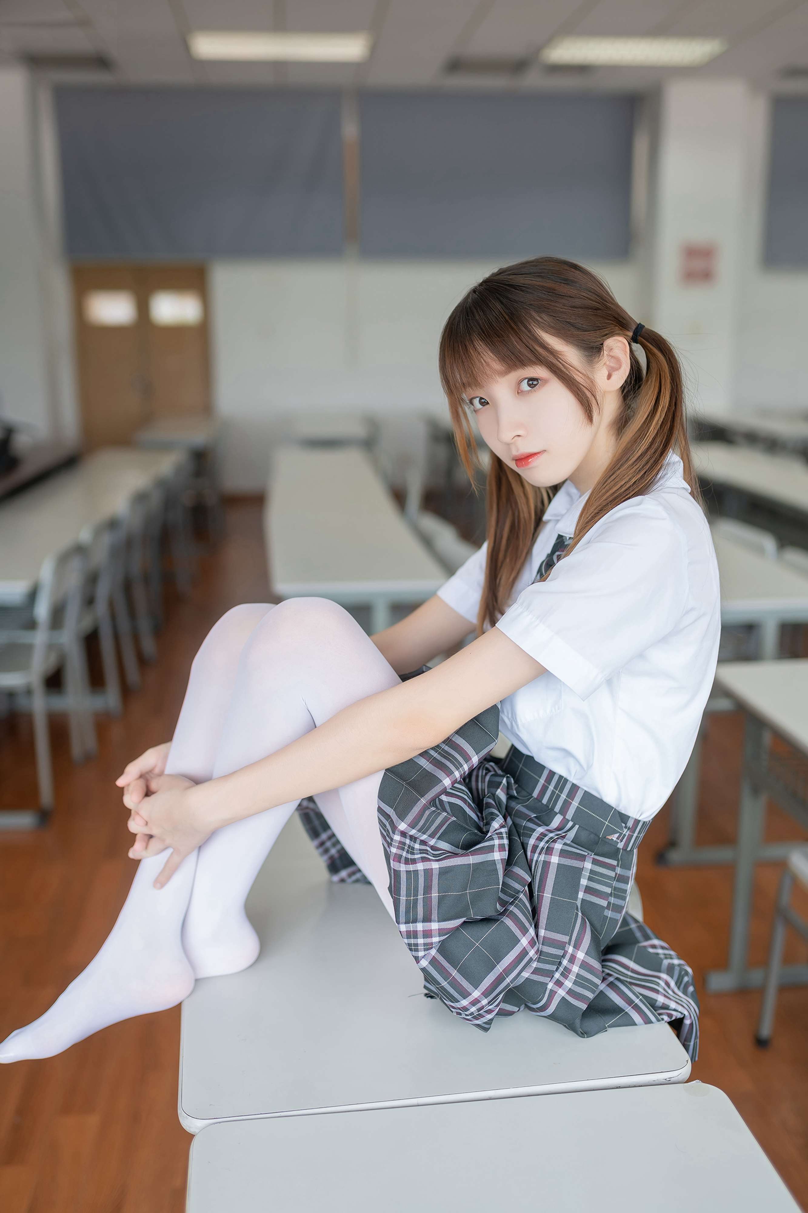 《教室JK制服の白丝脚》作品图
