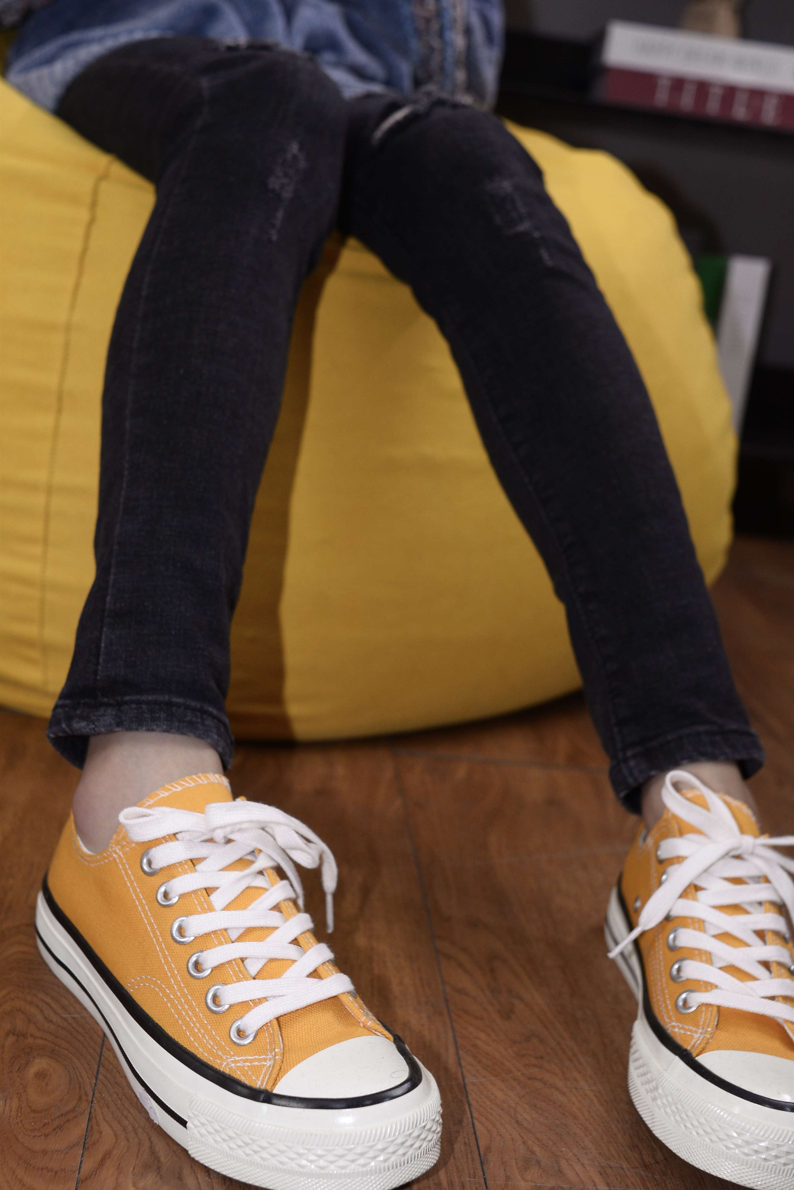 《黄色帆布鞋の船袜脚丫》作品图