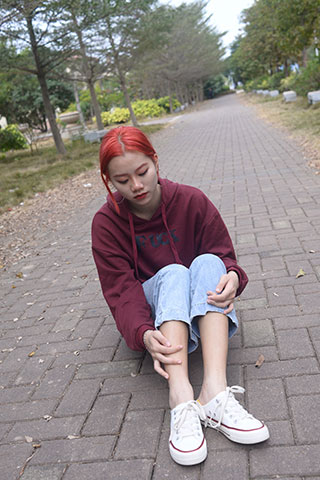红发少女の帆布鞋船袜脚【套图+视频1个】