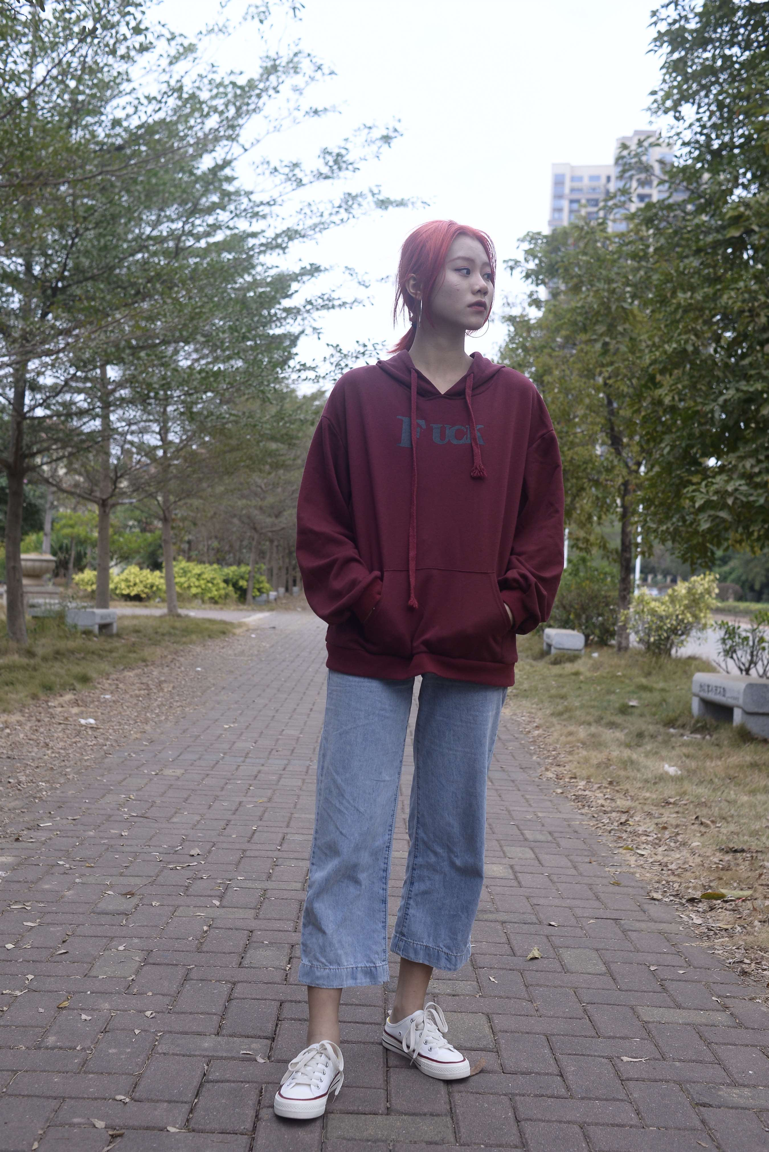 《红发少女の帆布鞋船袜脚【套图+视频1个】》作品图