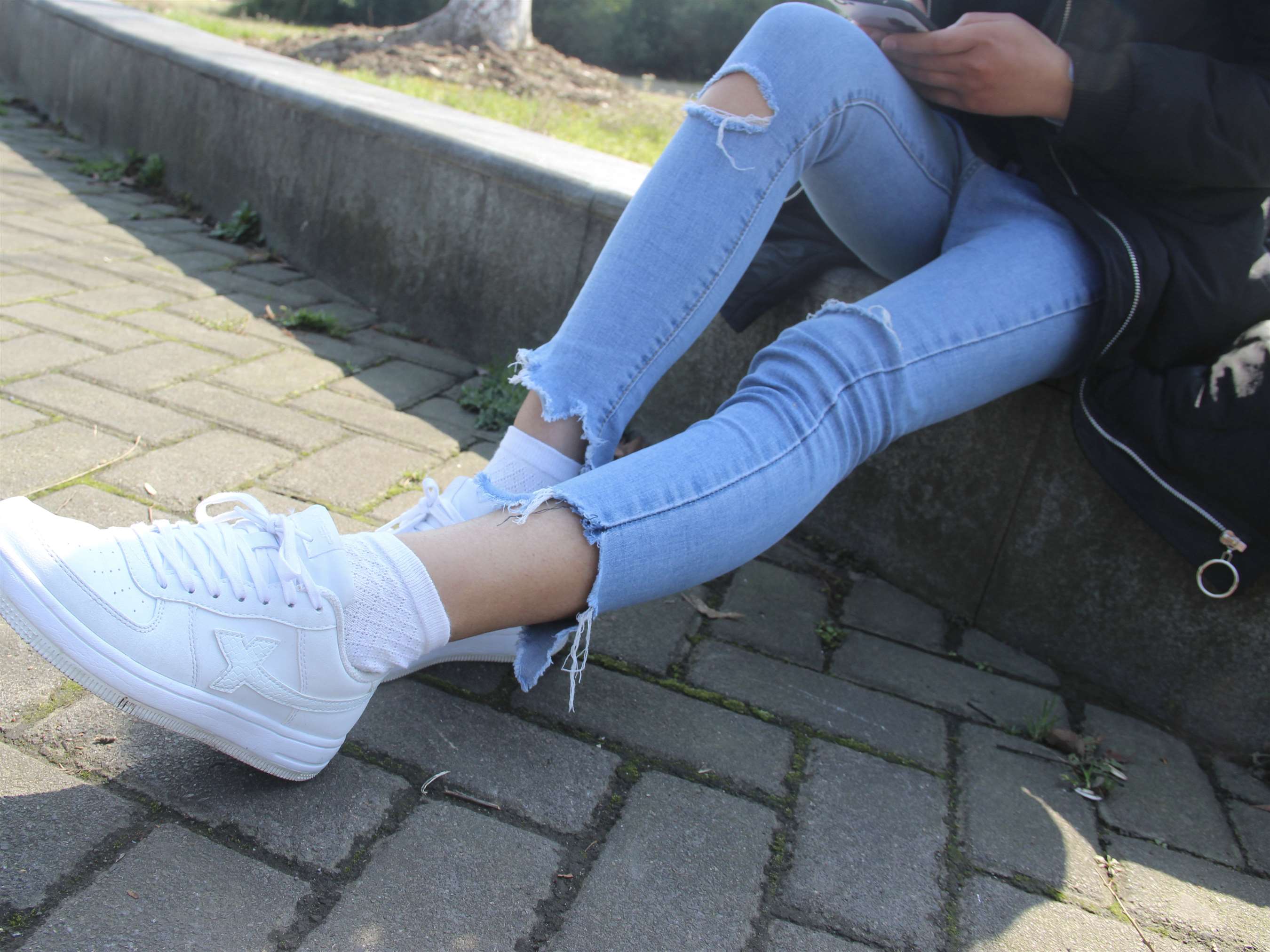 《开洞牛仔の板鞋棉袜脚》作品图