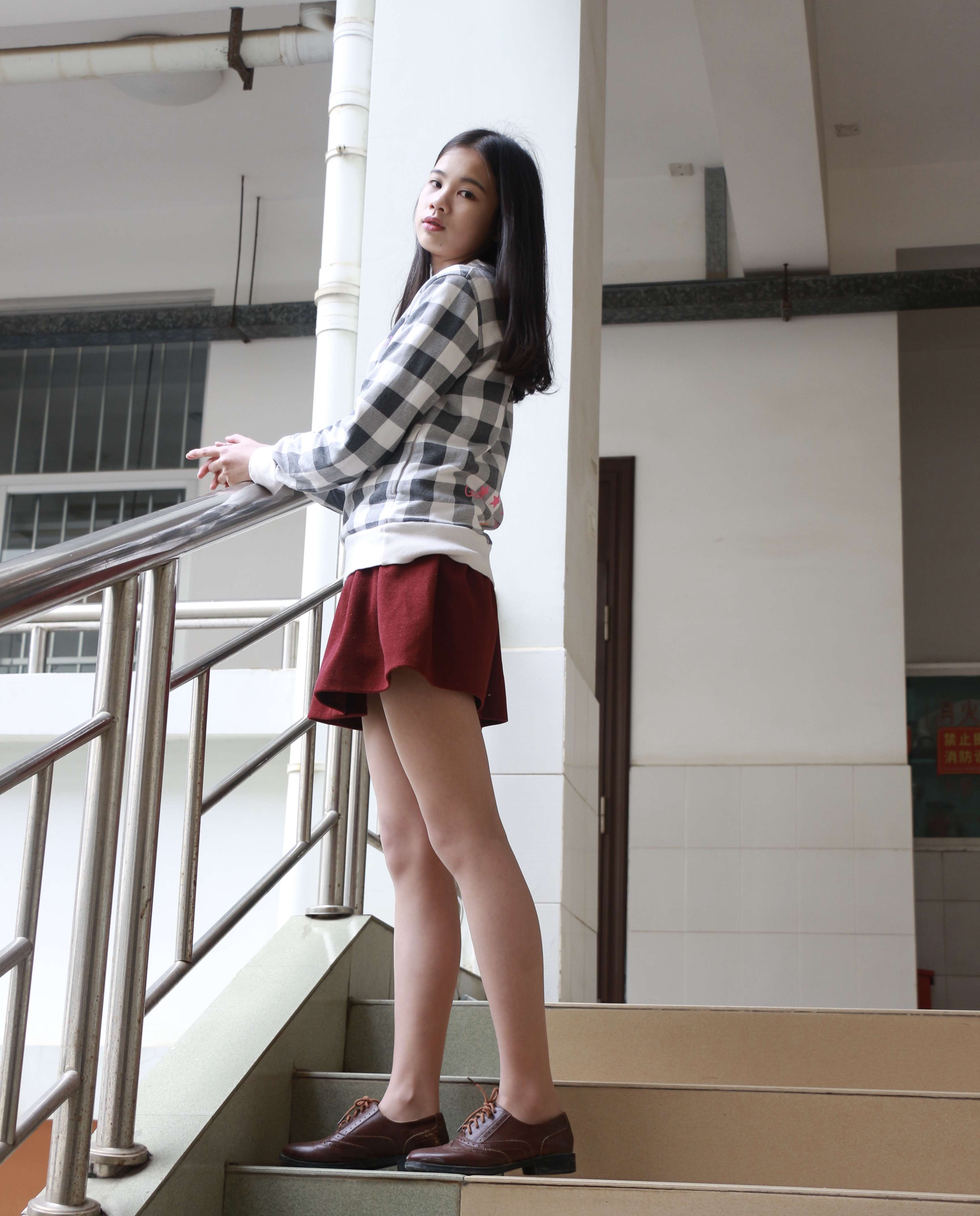 《红裙丝足》作品图