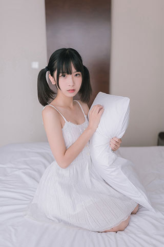 白色吊带裙の裸足