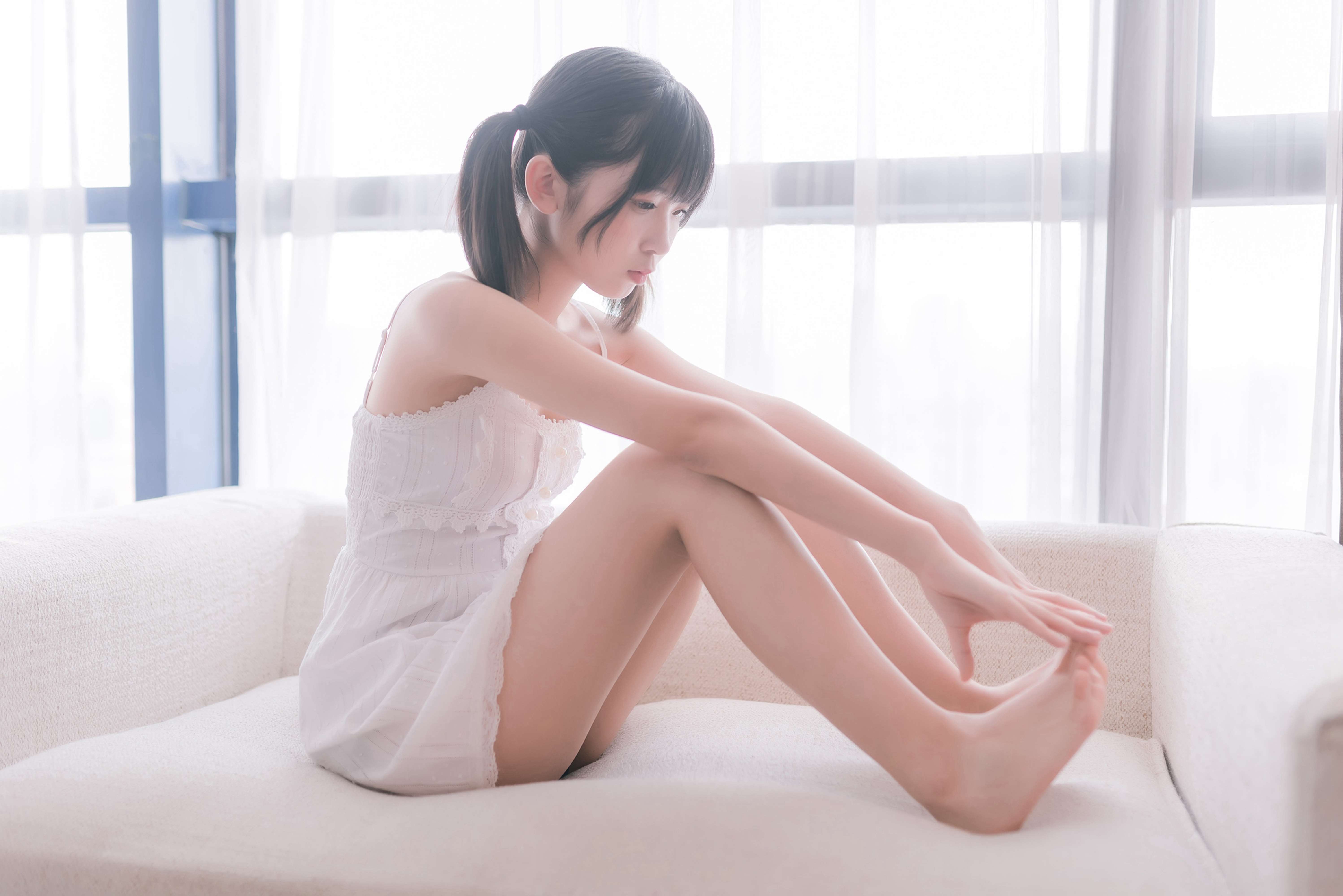 《白色吊带裙の裸足》作品图