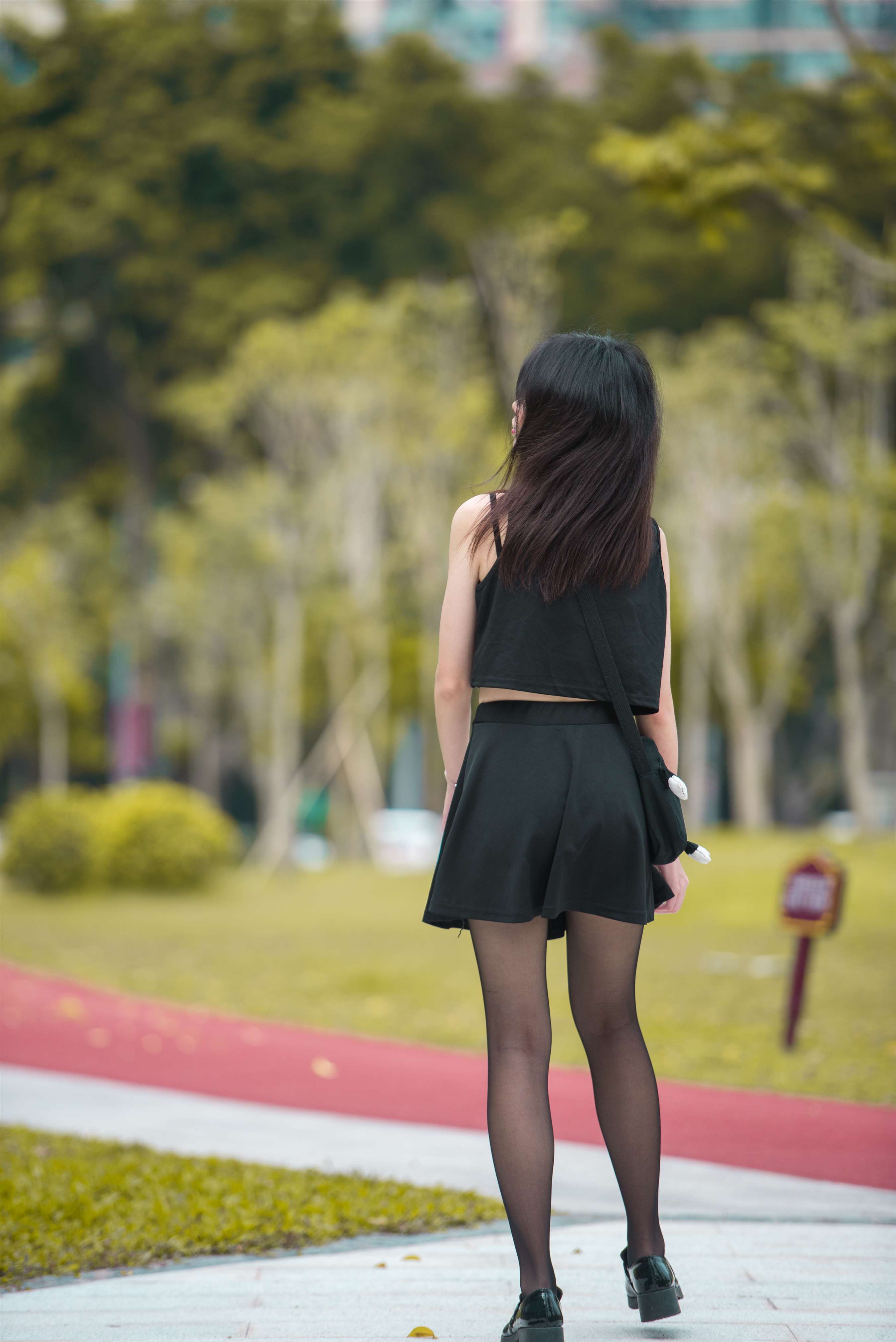 《绿道上的黑丝脚》作品图