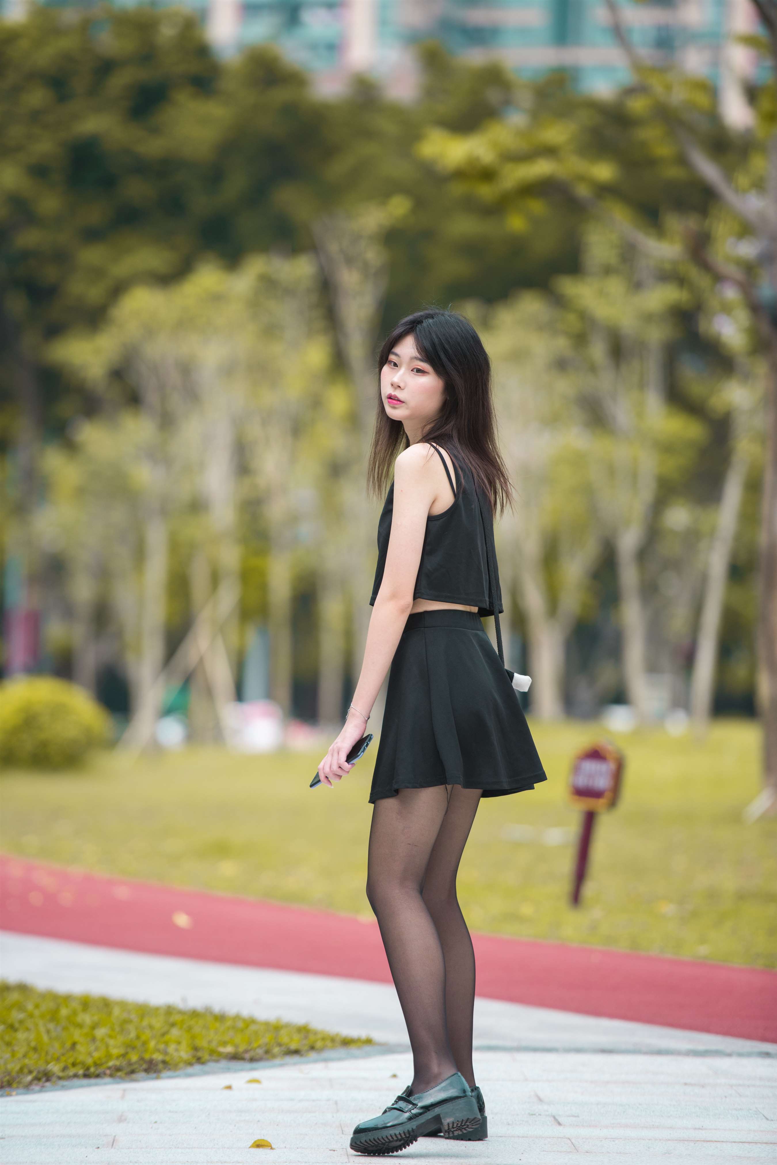 《绿道上的黑丝脚》作品图