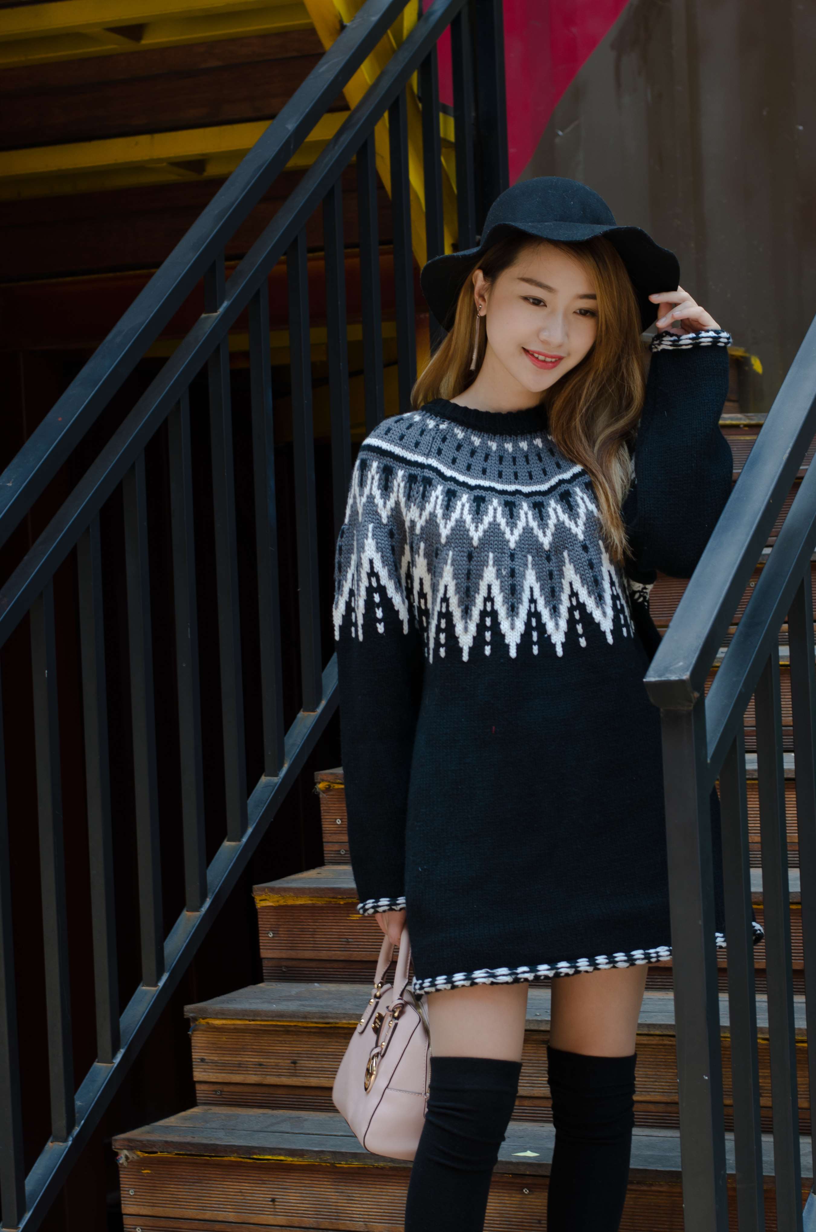 《咖啡厅毛衣短靴の肉丝脚丫》作品图