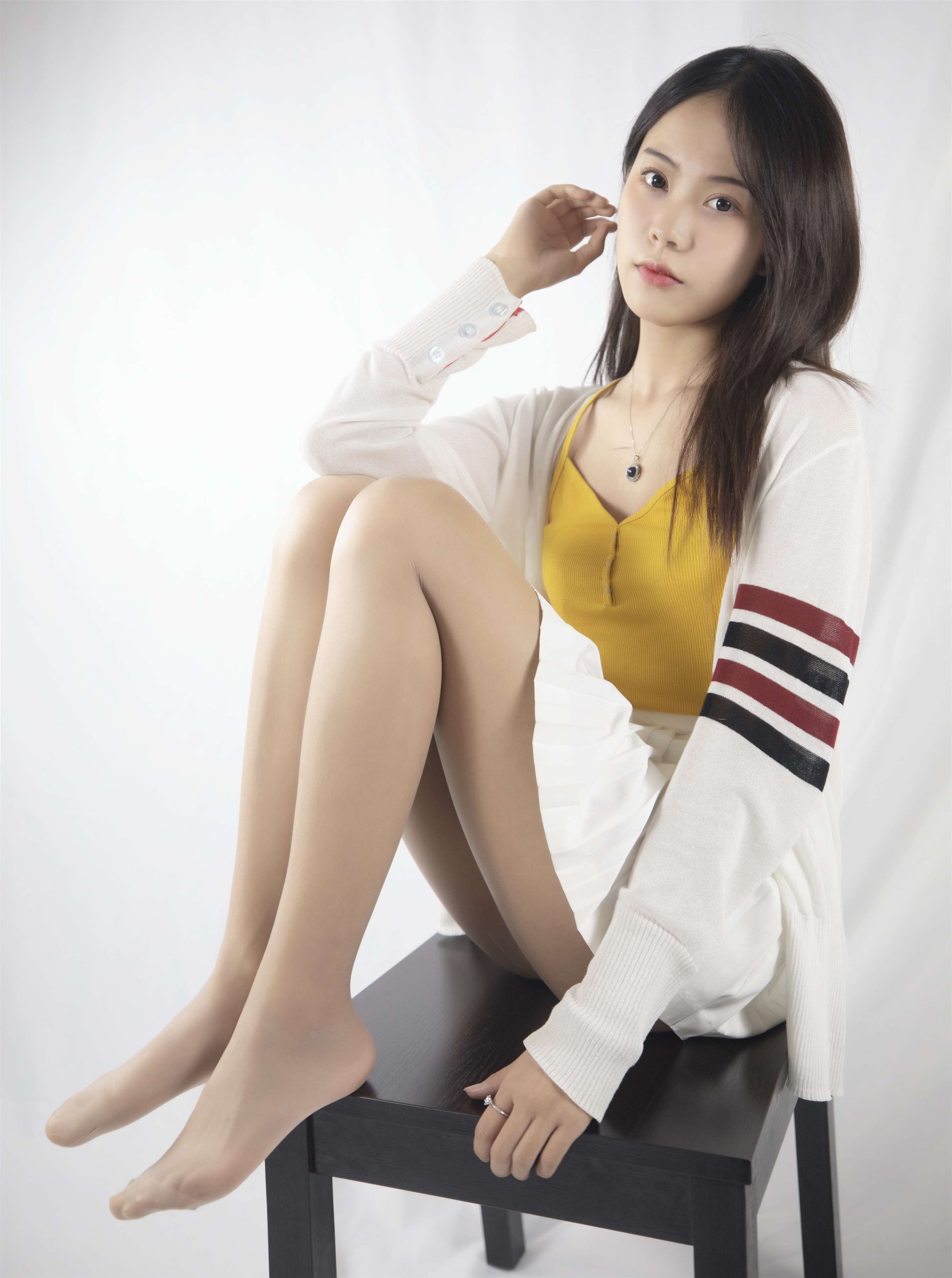 《清纯少女V领の肉丝脚丫》作品图