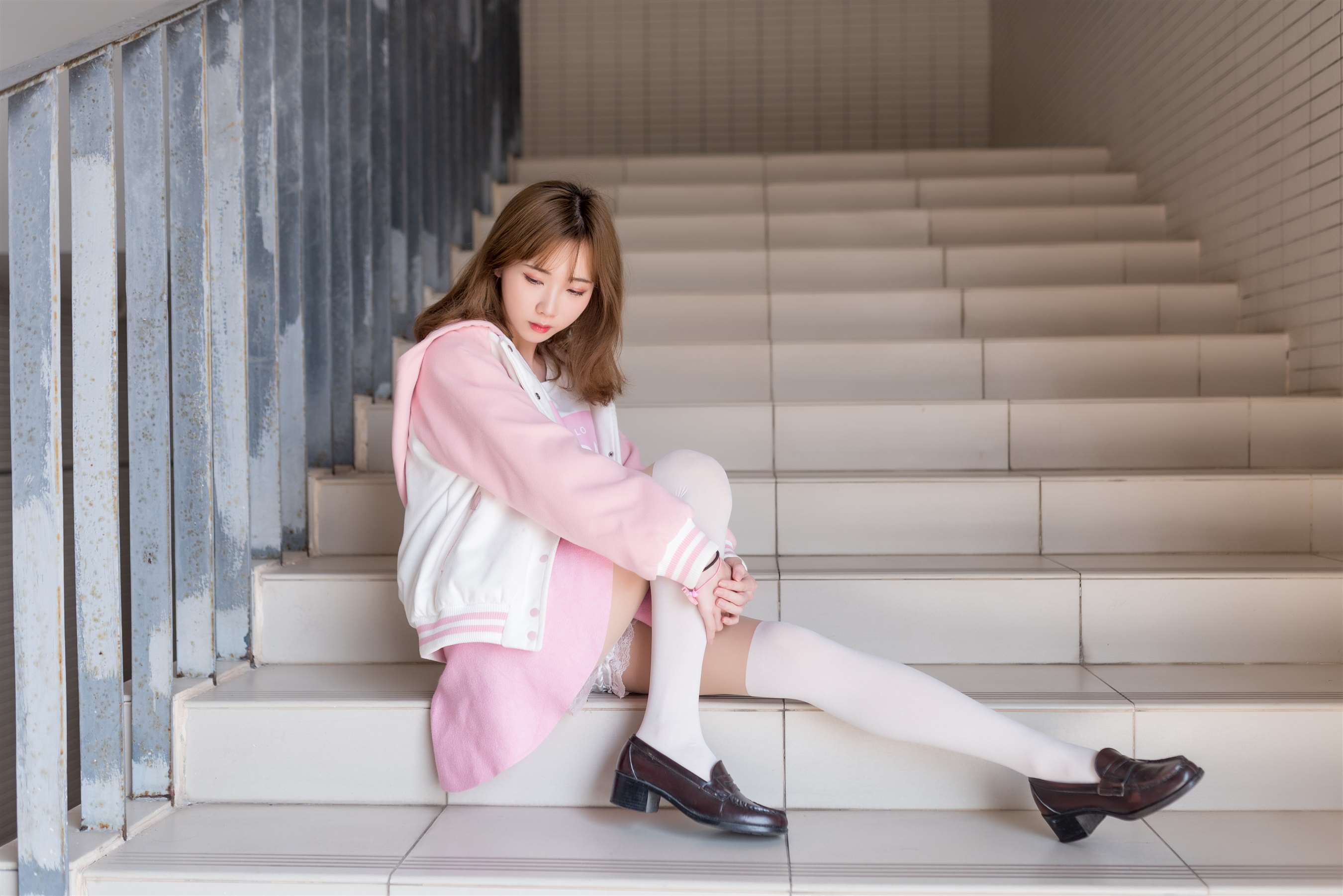 《楼道白丝足》作品图