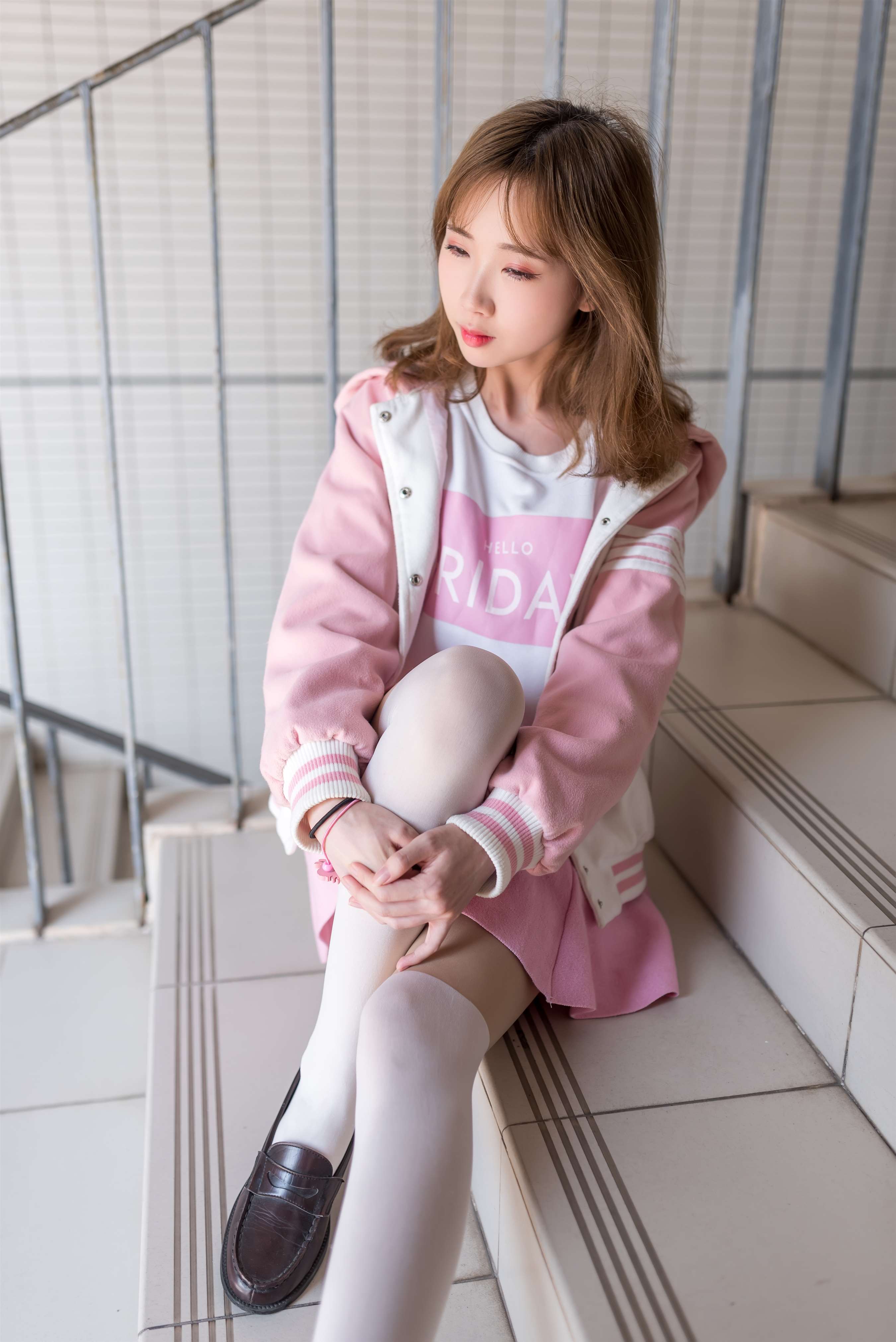 《楼道白丝足》作品图