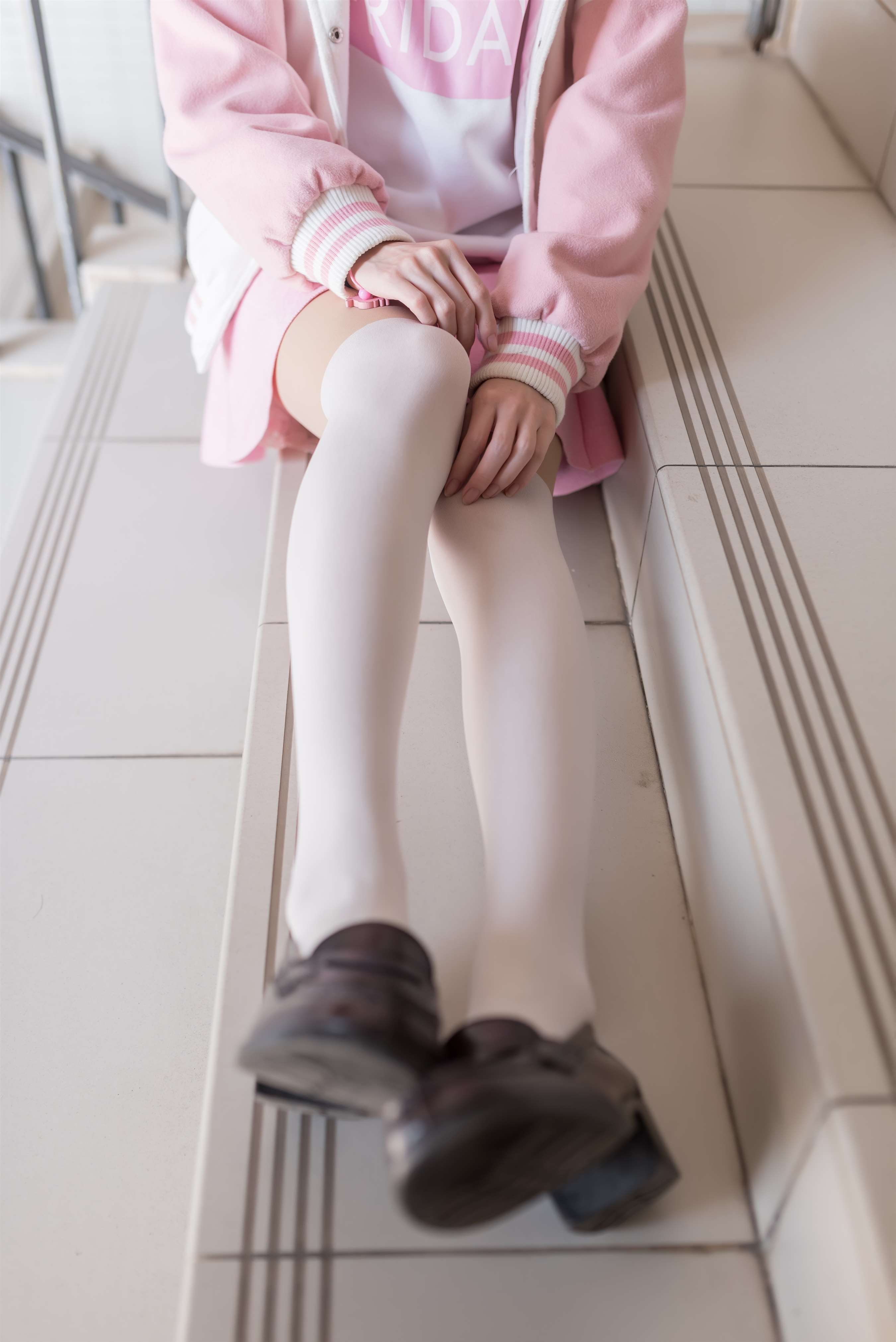 《楼道白丝足》作品图