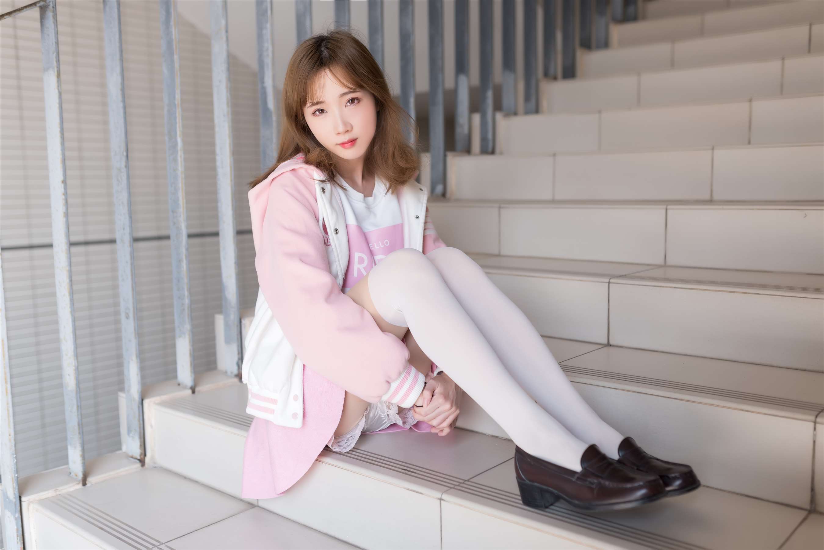 《楼道白丝足》作品图