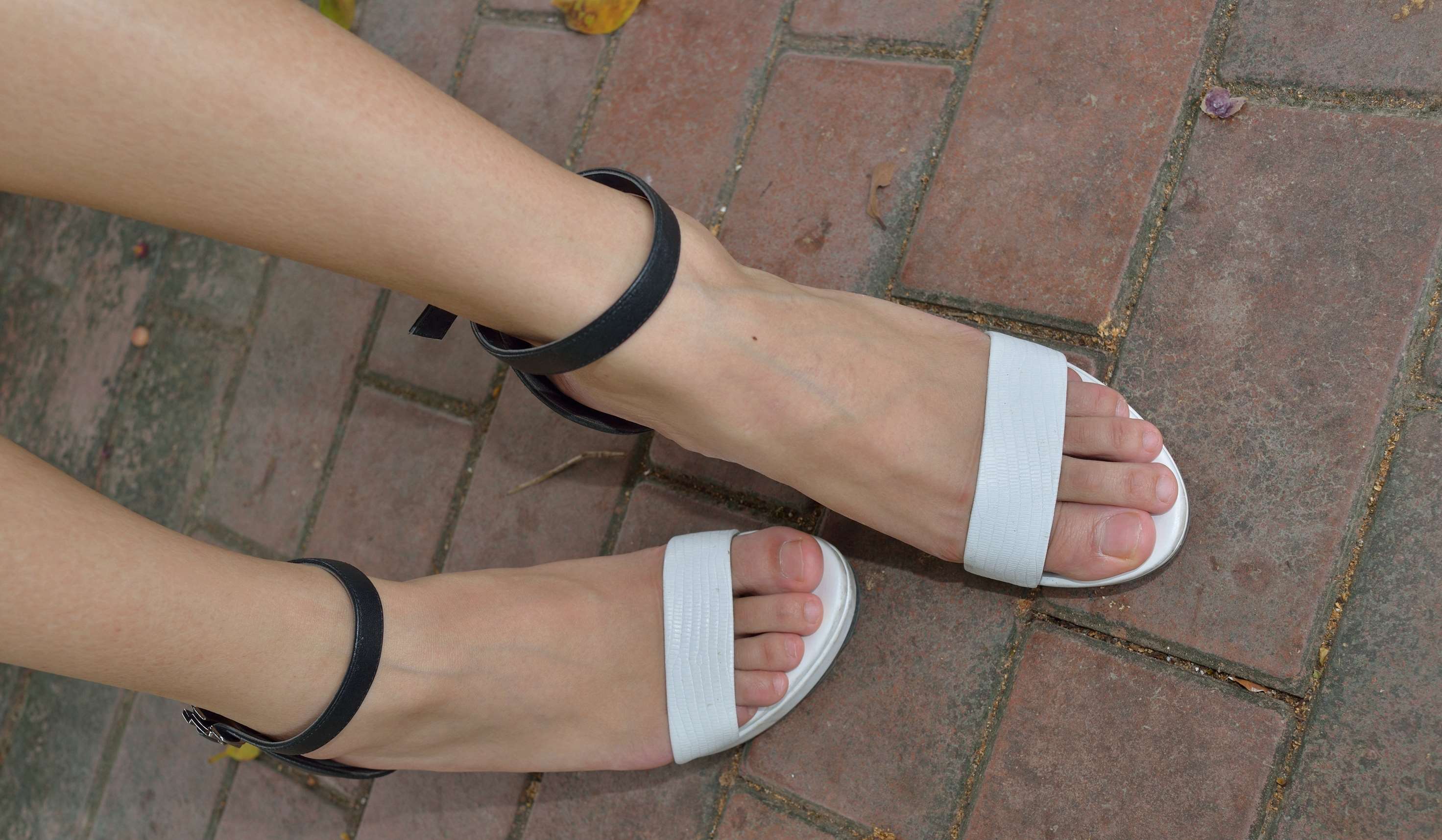 《37码墨镜裸足少女》作品图