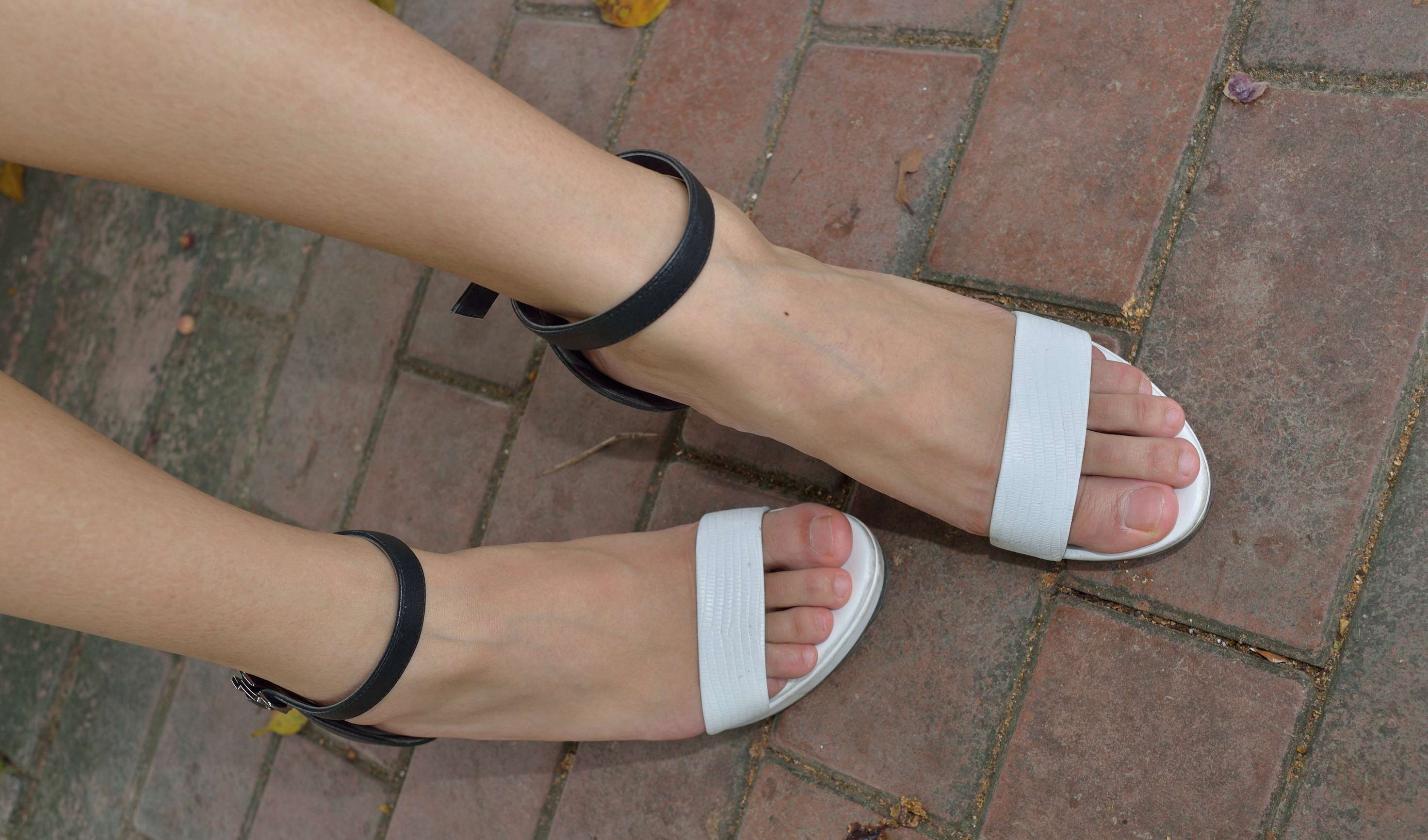 《37码墨镜裸足少女》作品图