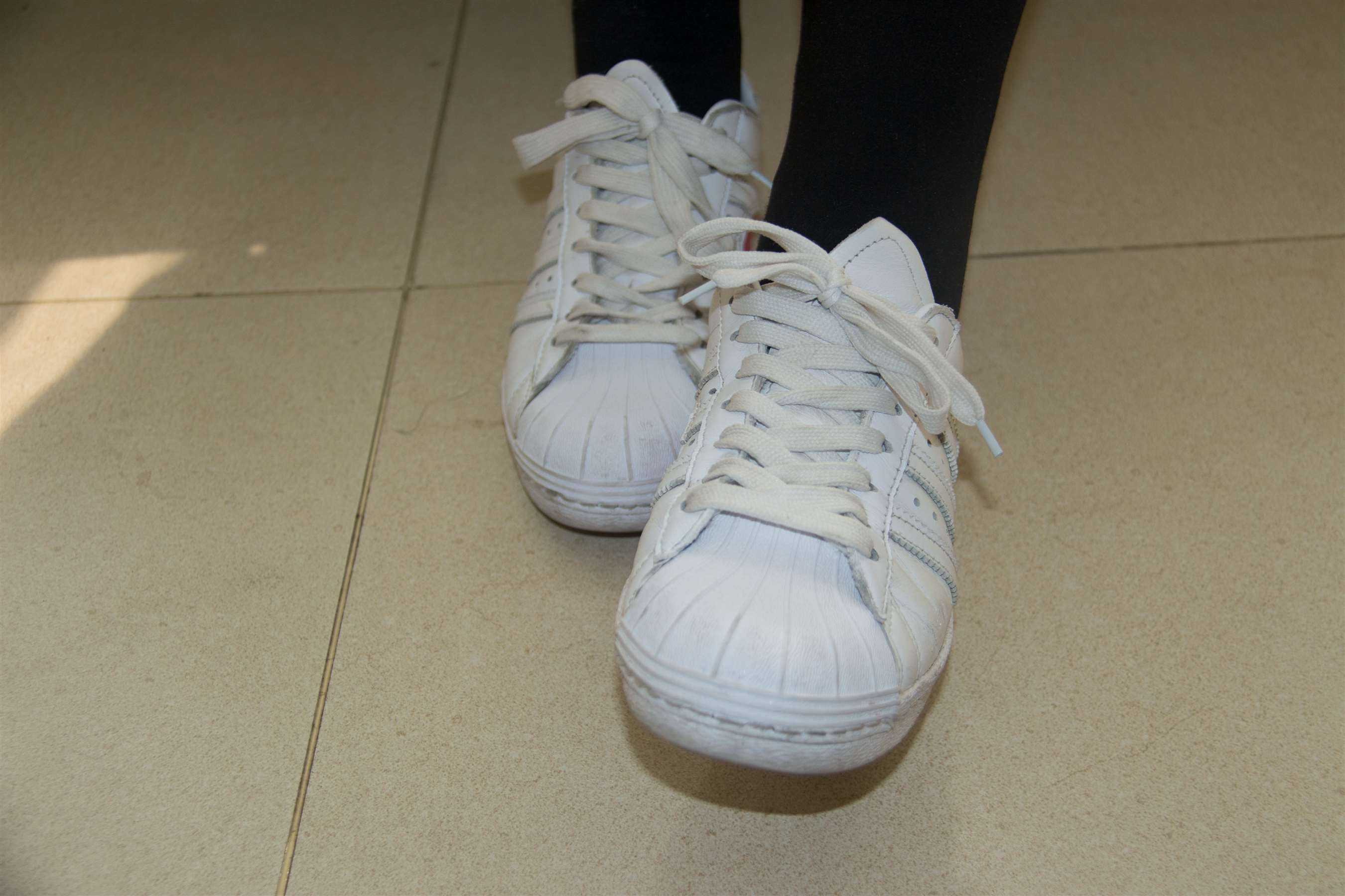 《黑袜裤の灰棉袜脚》作品图