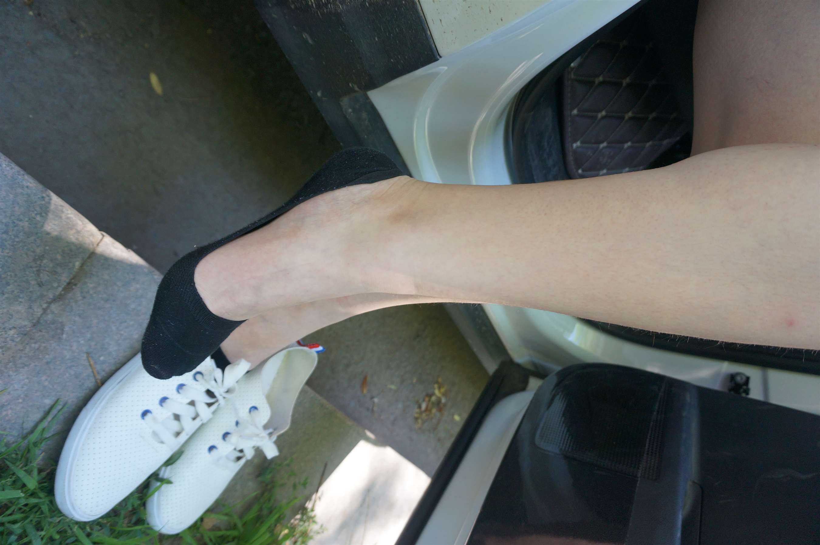 《轿车上的嫩足》作品图