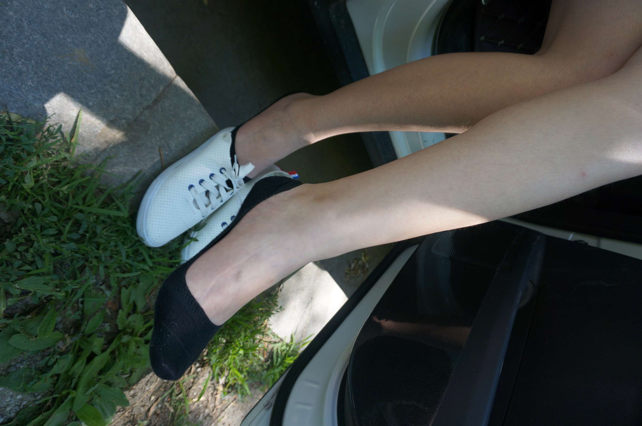 《轿车上的嫩足》作品图