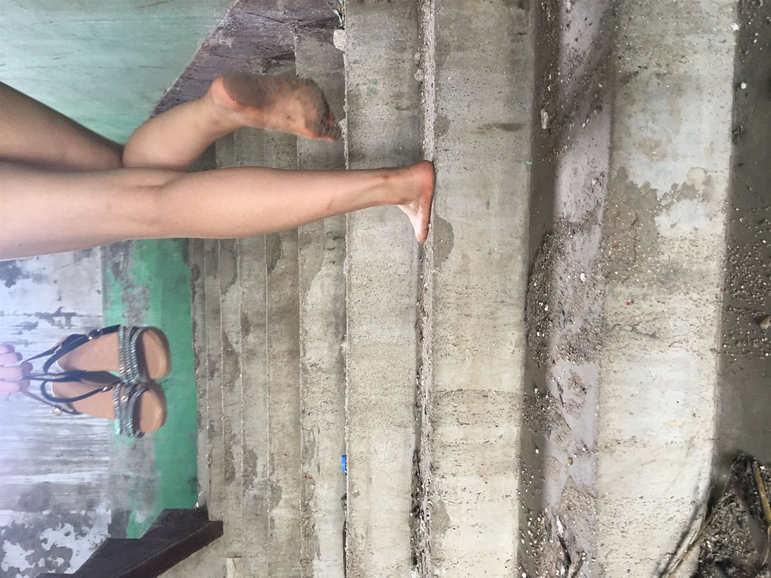 《小美废墟踩泥【套图+视频2个】》作品图