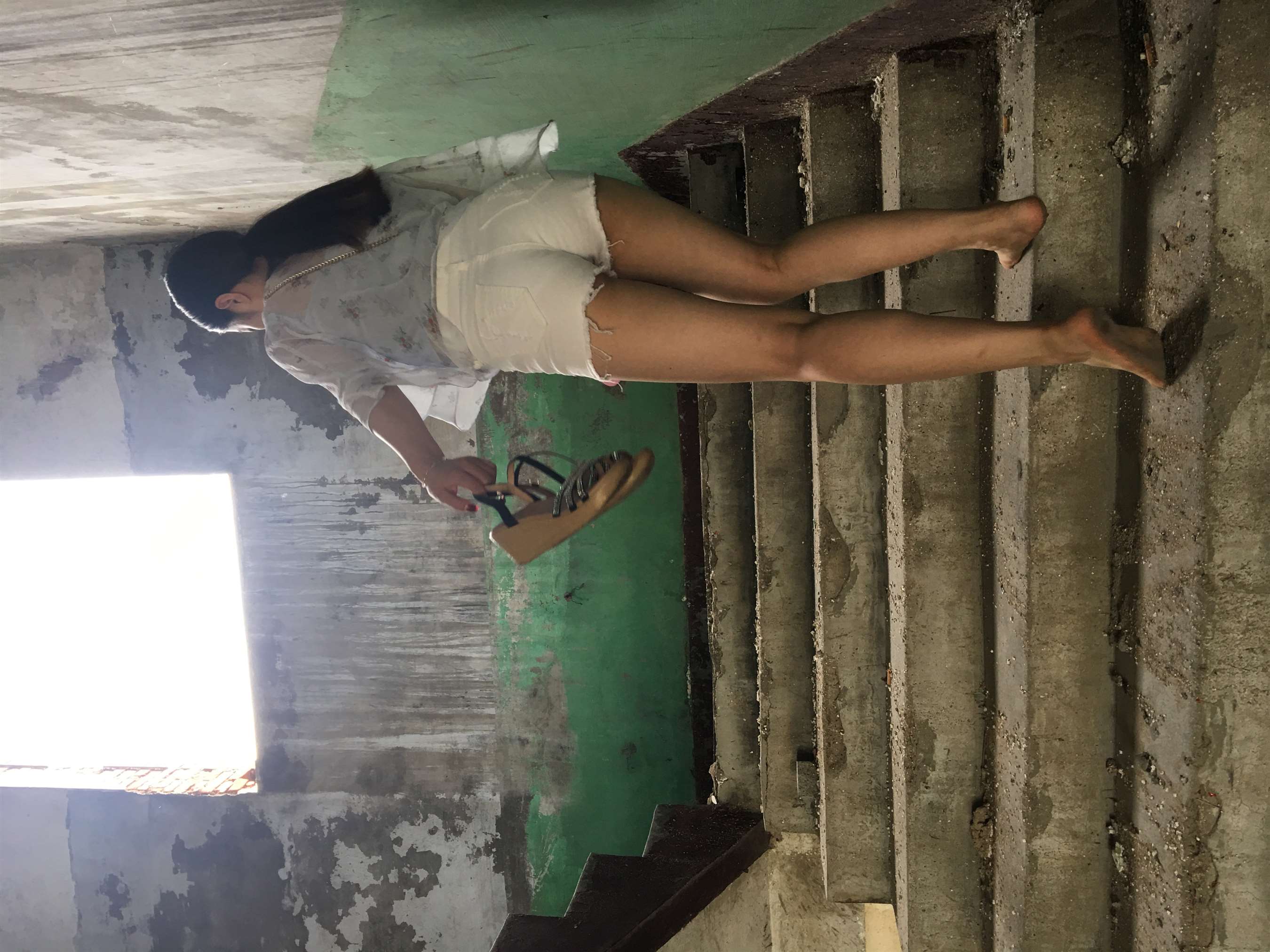 《小美废墟踩泥【套图+视频2个】》作品图