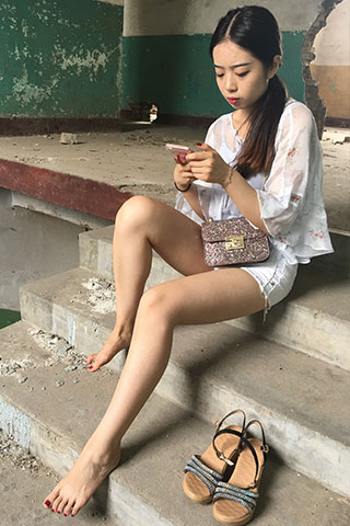 学妹小美废墟踩泥