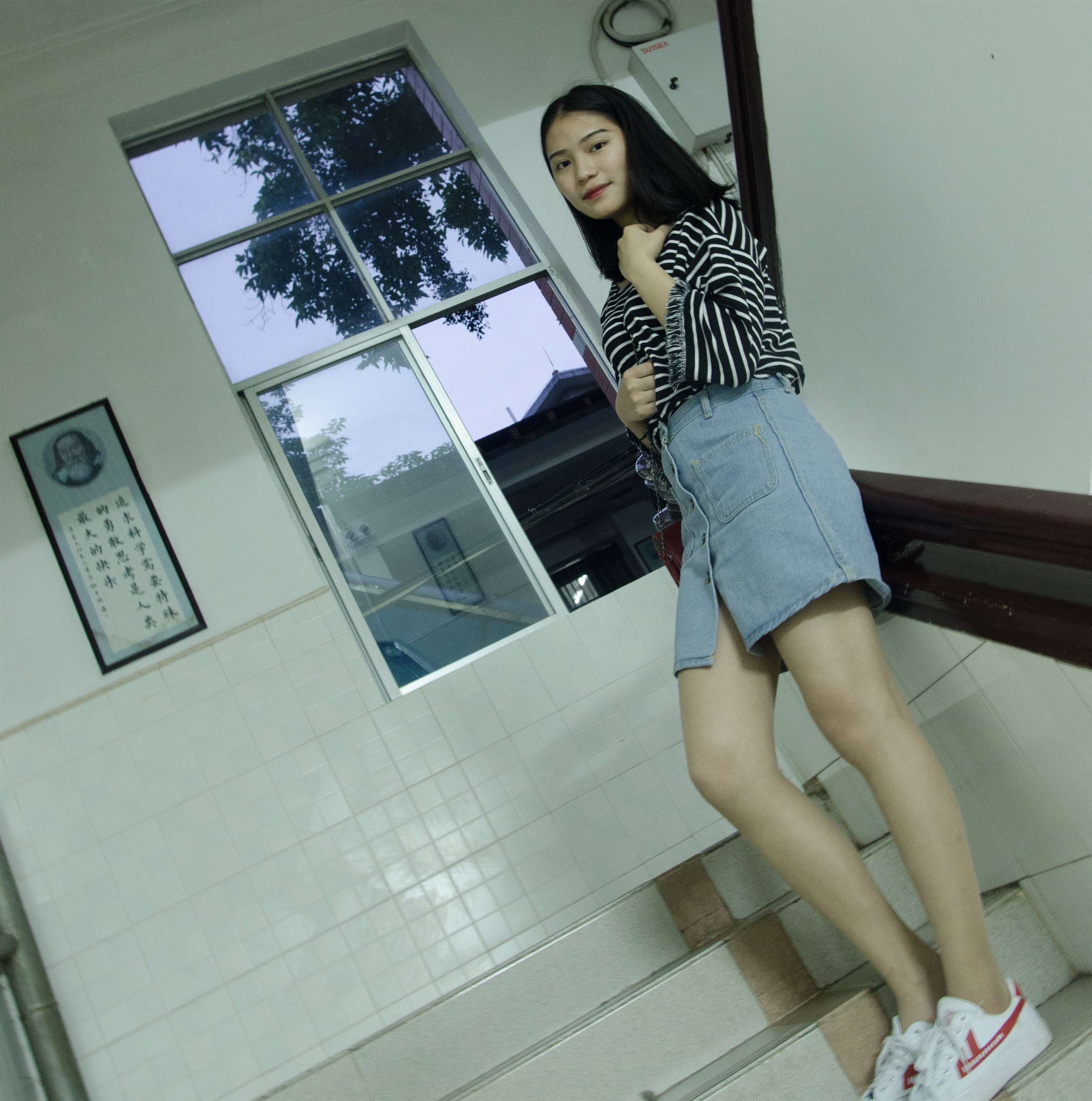 《牛仔裙の丝足学妹》作品图