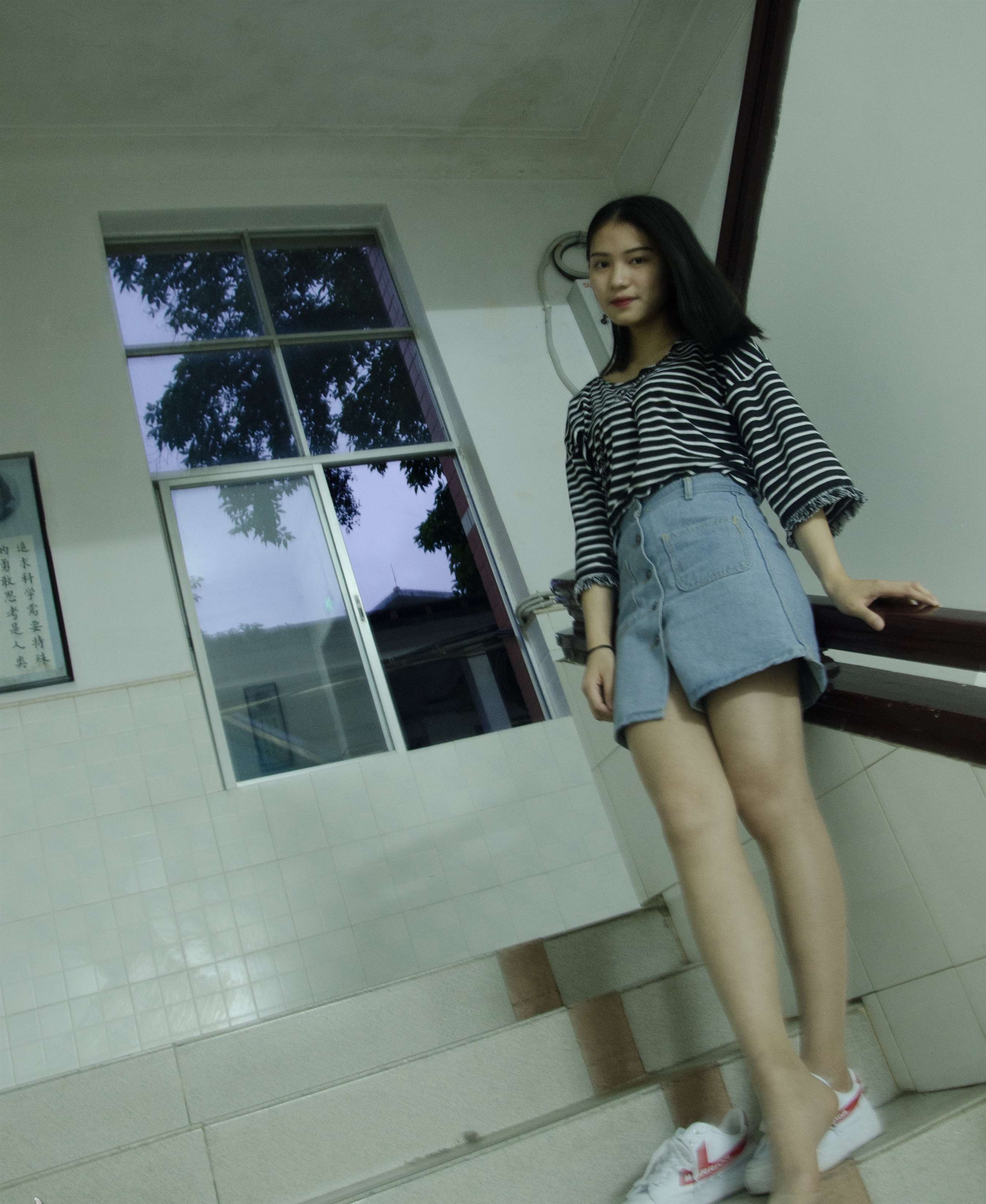 《牛仔裙の丝足学妹》作品图