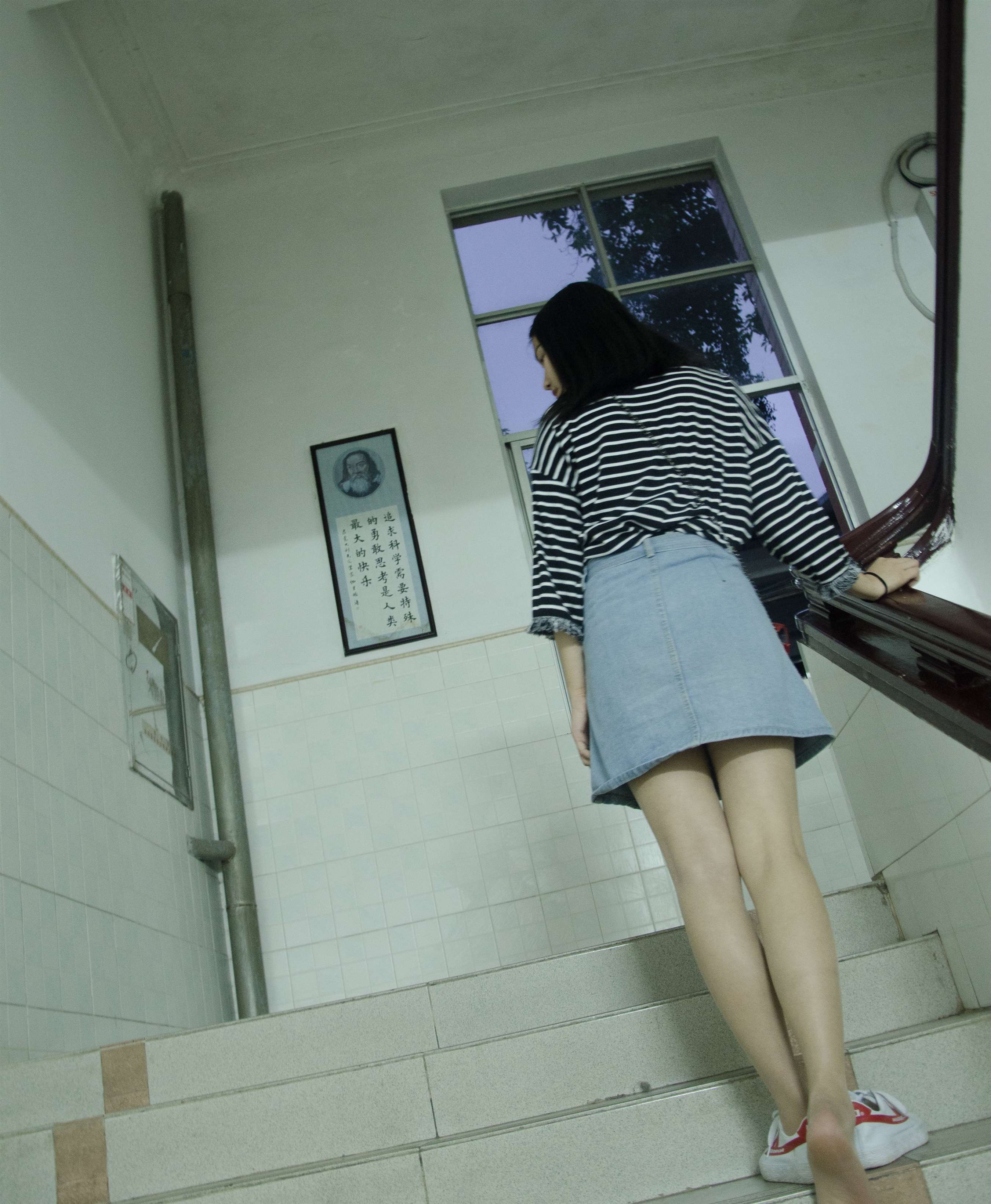 《牛仔裙の丝足学妹》作品图