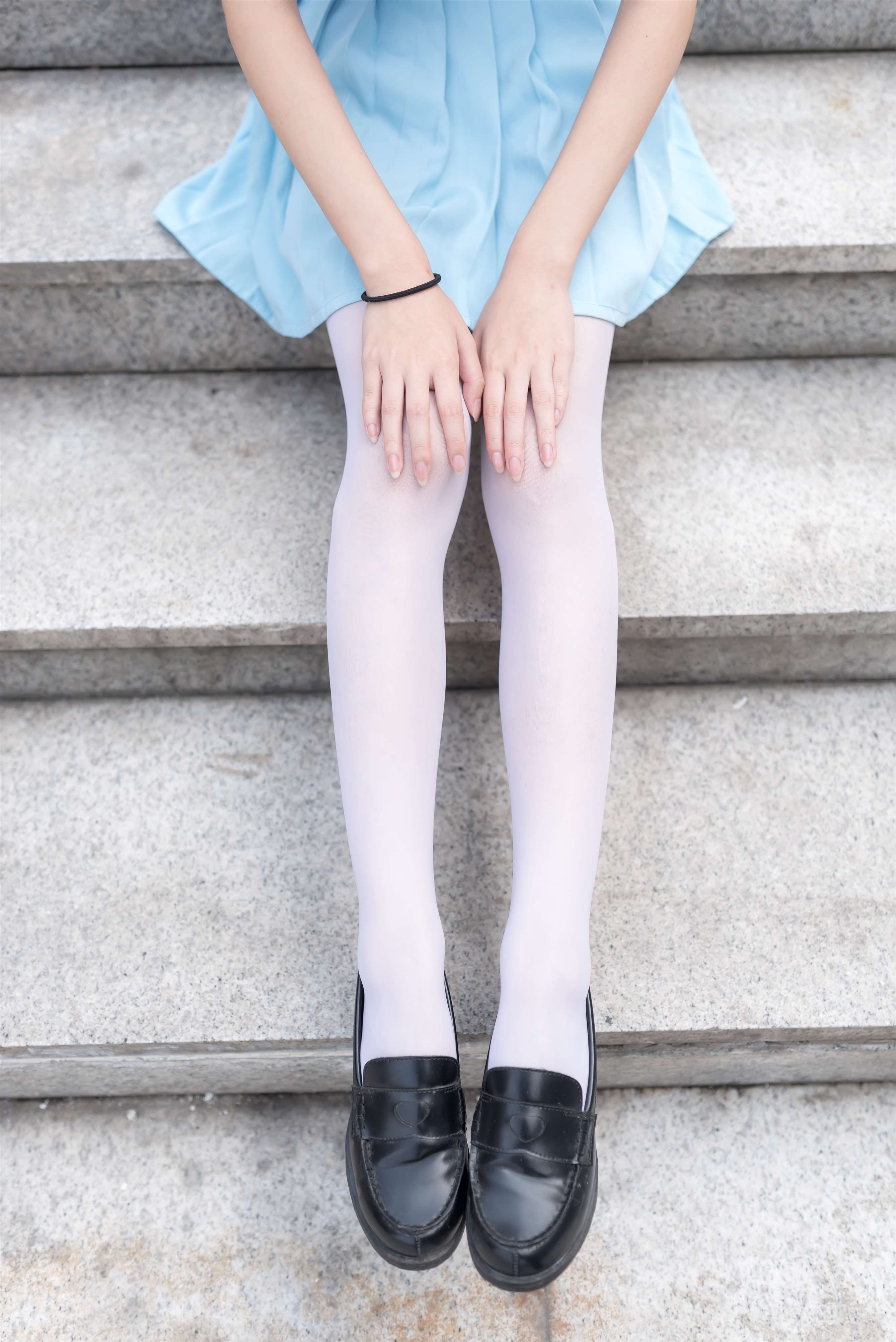 《JK制服皮鞋の长白丝脚》作品图